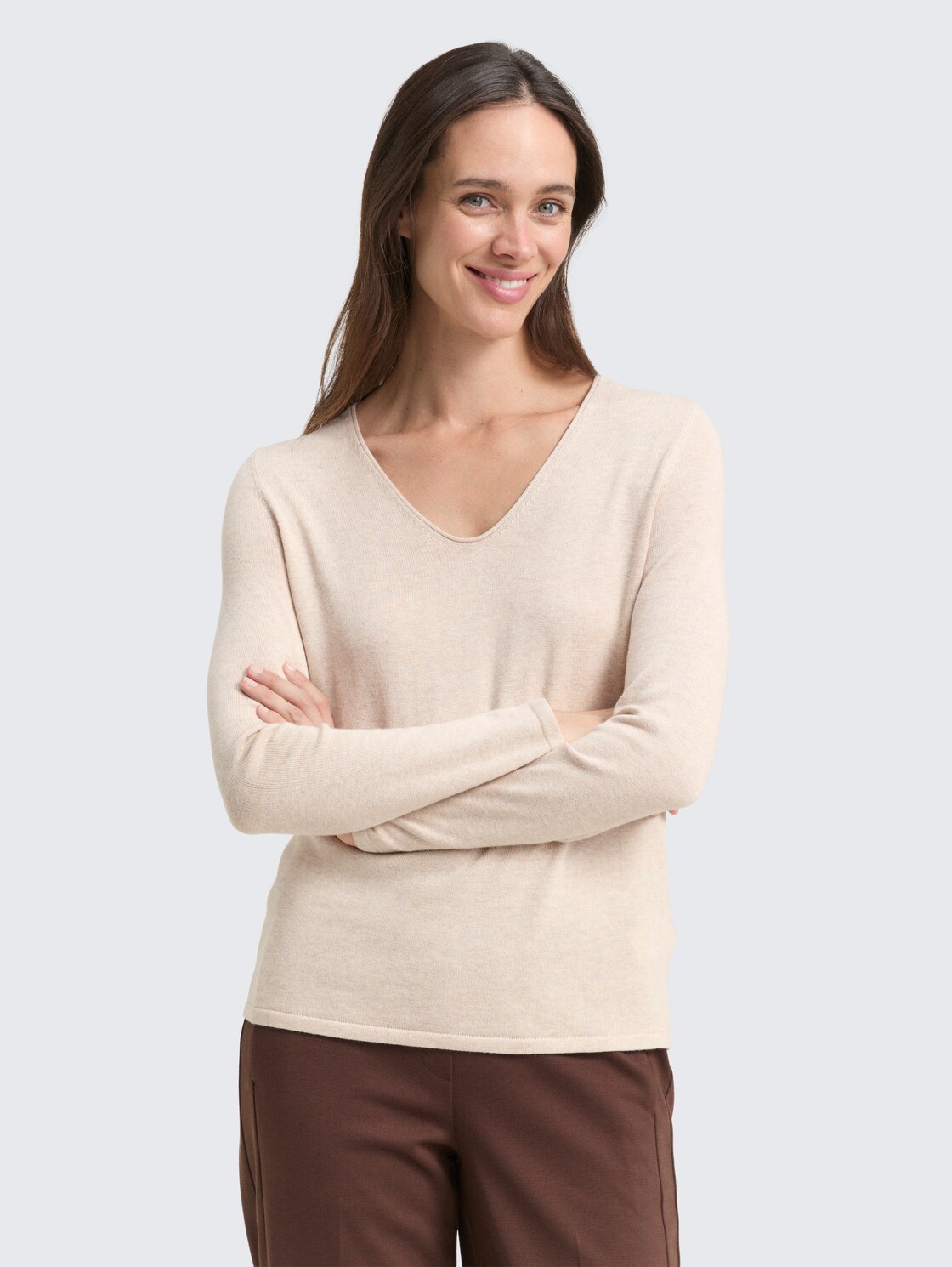 Pullover mit V-Ausschnitt - desert sand melange - Ausschnitt Model-Vorderansicht