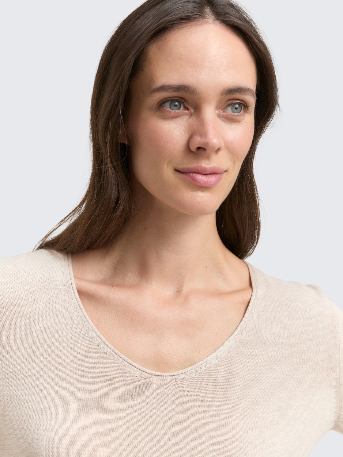 Pullover mit V-Ausschnitt - desert sand melange - Detail-Model-Ansicht
