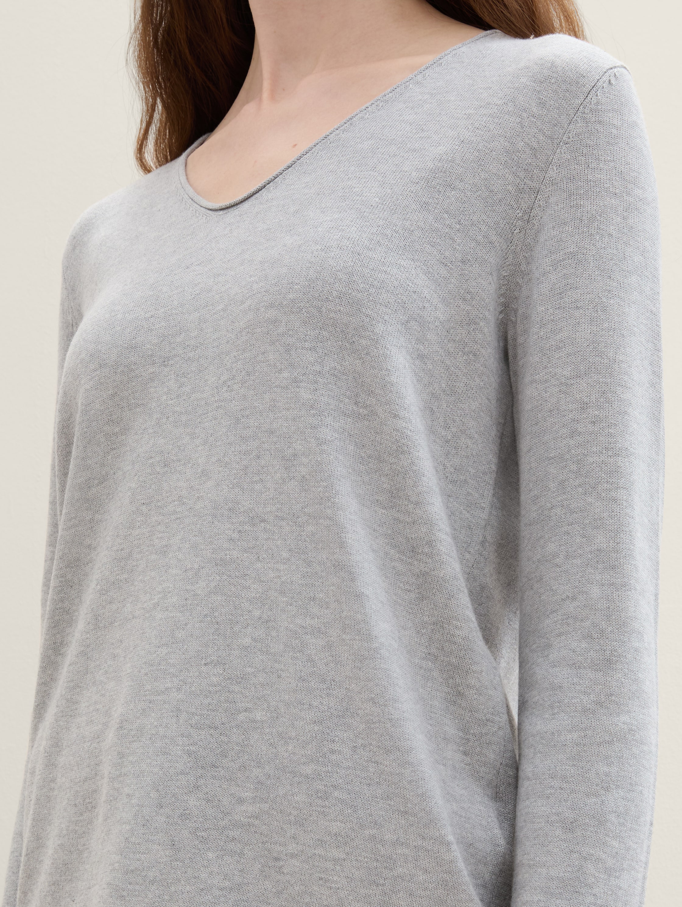 Pullover mit V-Ausschnitt - medium silver grey melange - Detail-Model-Ansicht