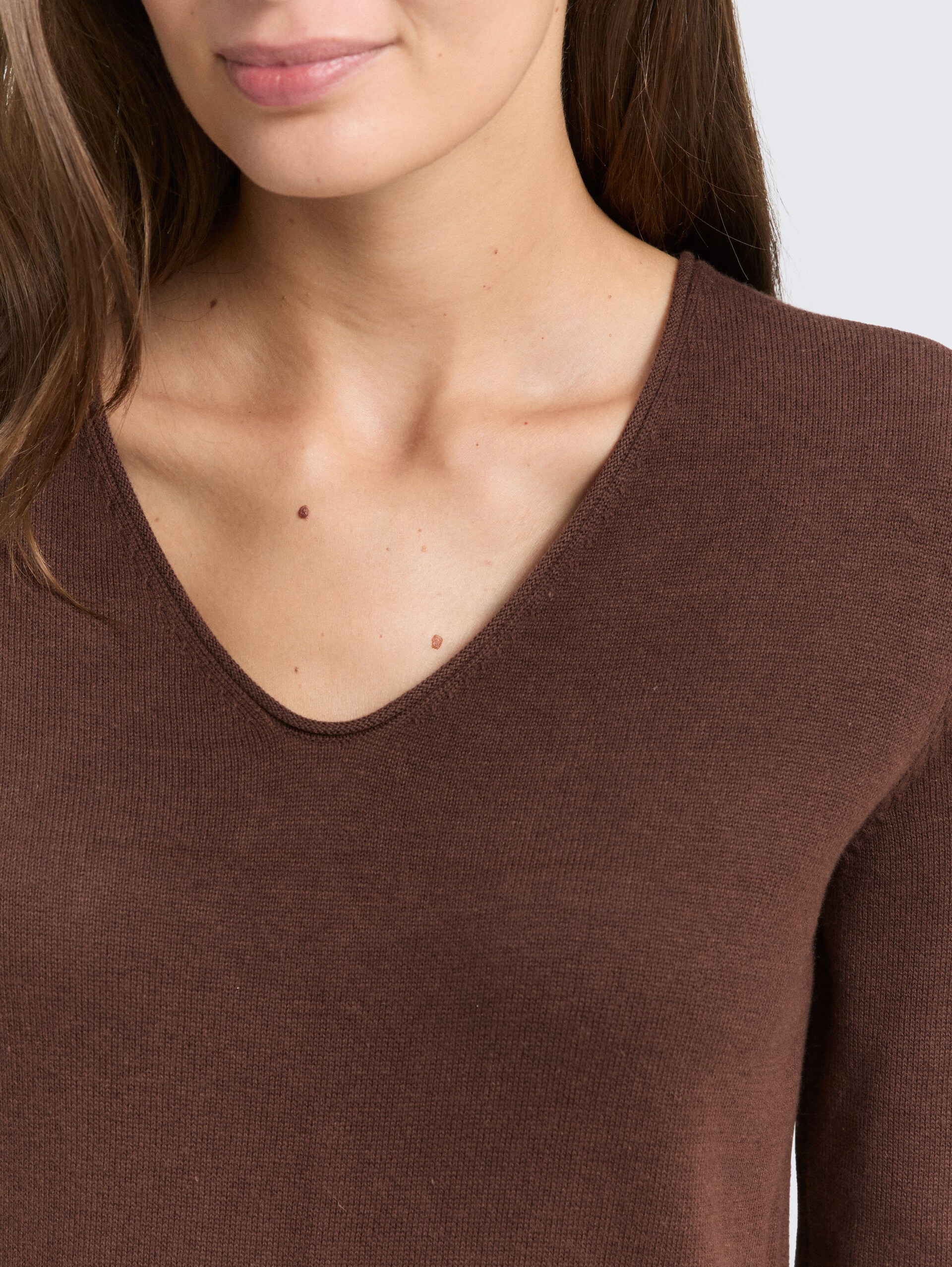 Strickpullover mit V-Ausschnitt - dark pecan brown - Detail-Model-Ansicht