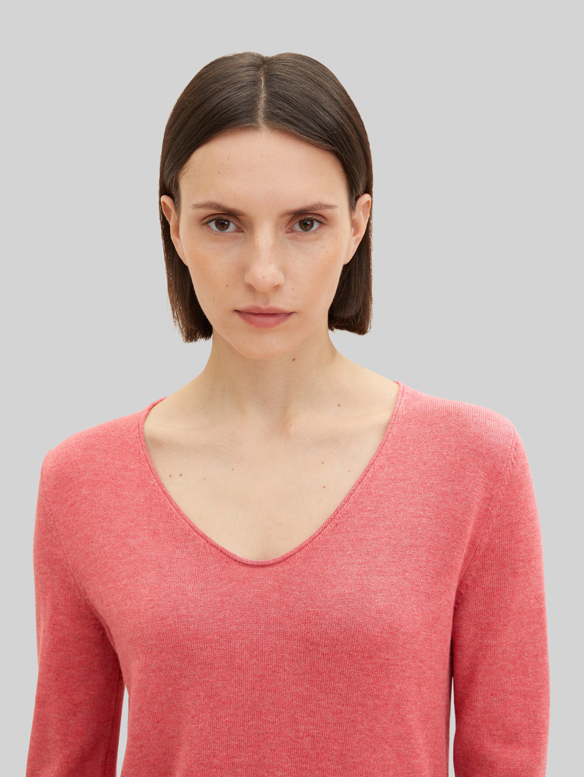 Strickpullover mit V-Ausschnitt - cozy pink melange - Detail-Model-Ansicht