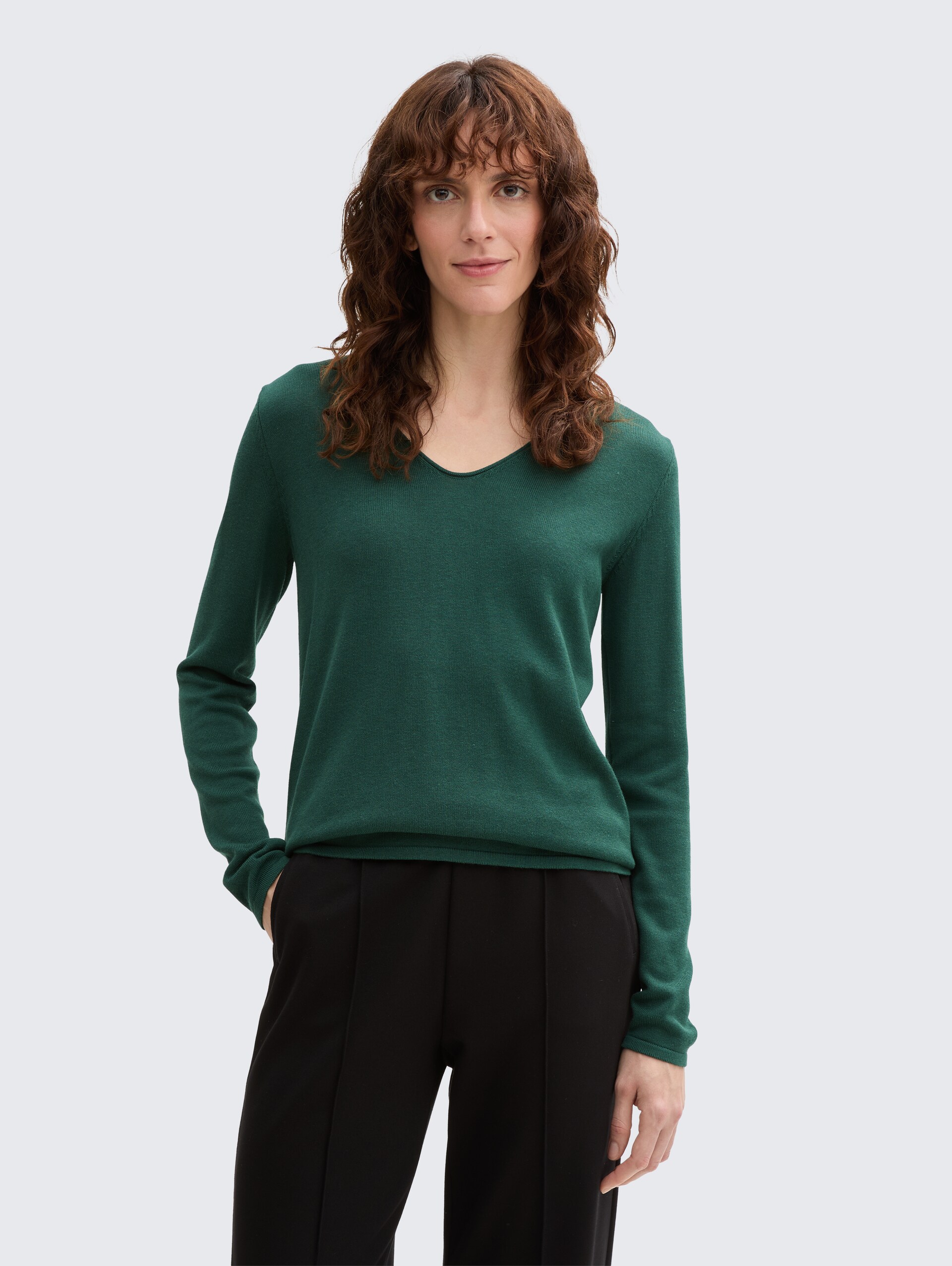 Strickpullover mit V-Ausschnitt - explorer green - Ausschnitt Model-Vorderansicht