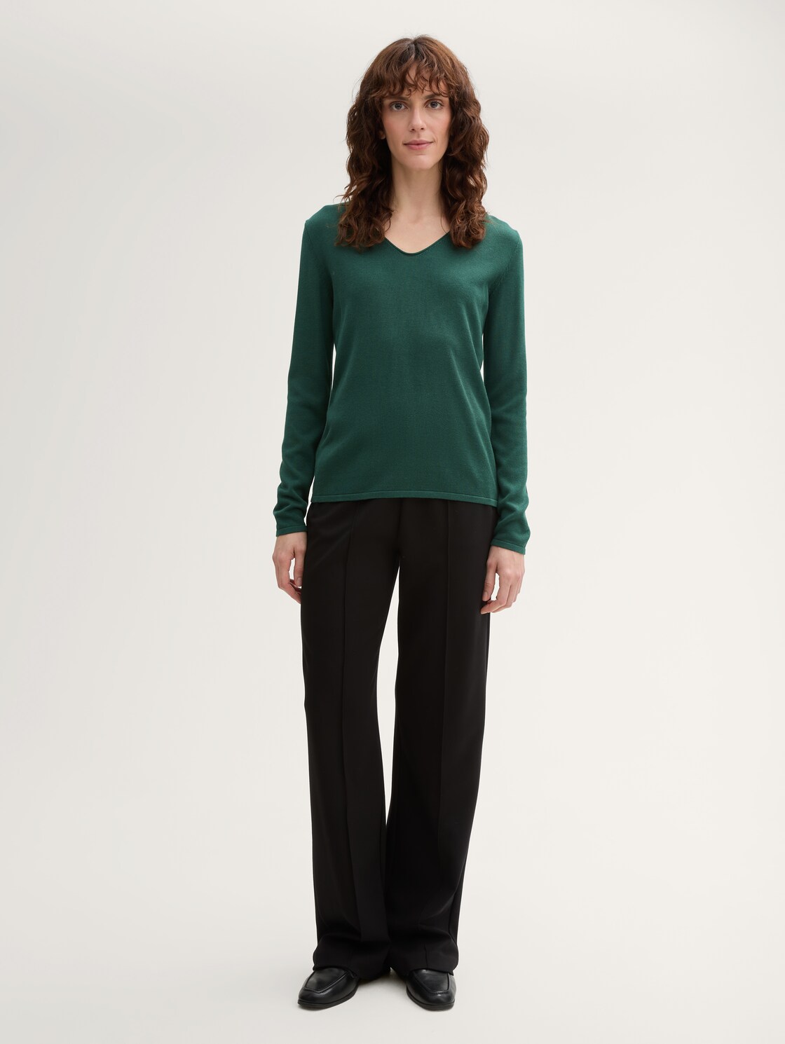 Strickpullover mit V-Ausschnitt - explorer green - Model-Vorderansicht