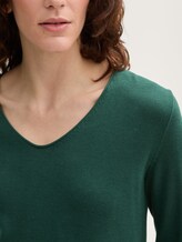 Strickpullover mit V-Ausschnitt - explorer green - Detail-Model-Ansicht