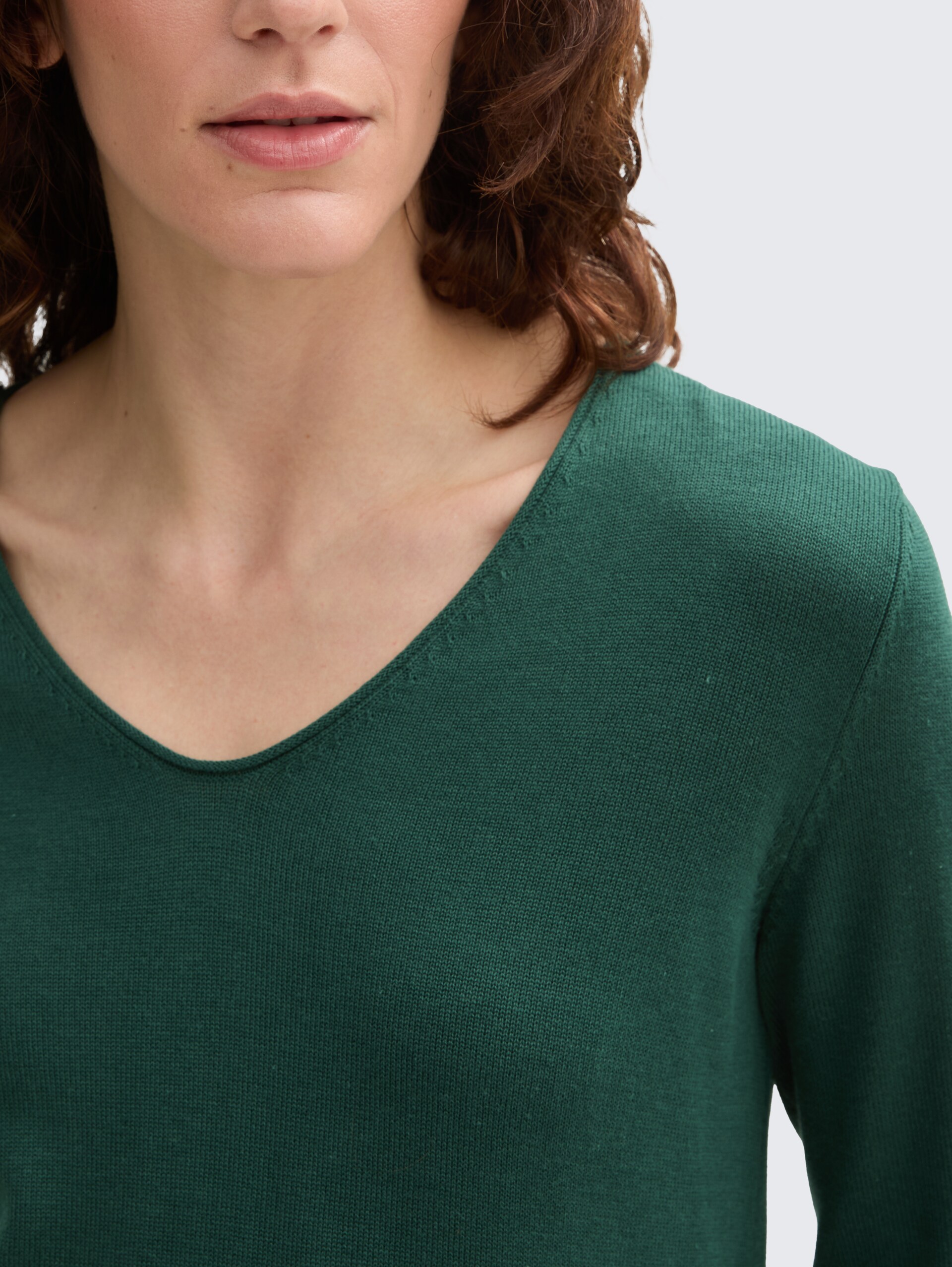 Strickpullover mit V-Ausschnitt - explorer green - Detail-Model-Ansicht
