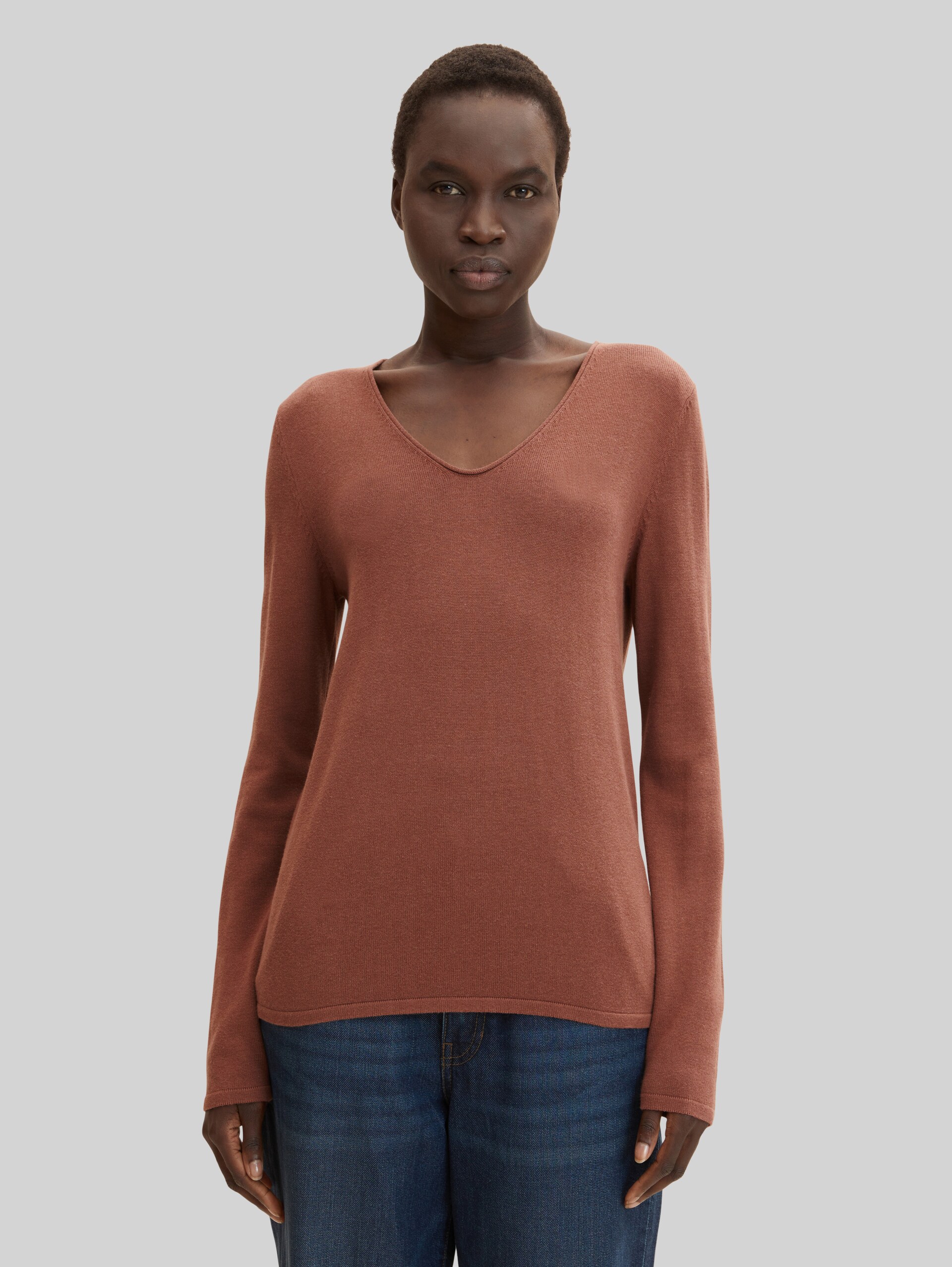 Strickpullover mit V-Ausschnitt - grounded brown - Ausschnitt Model-Vorderansicht