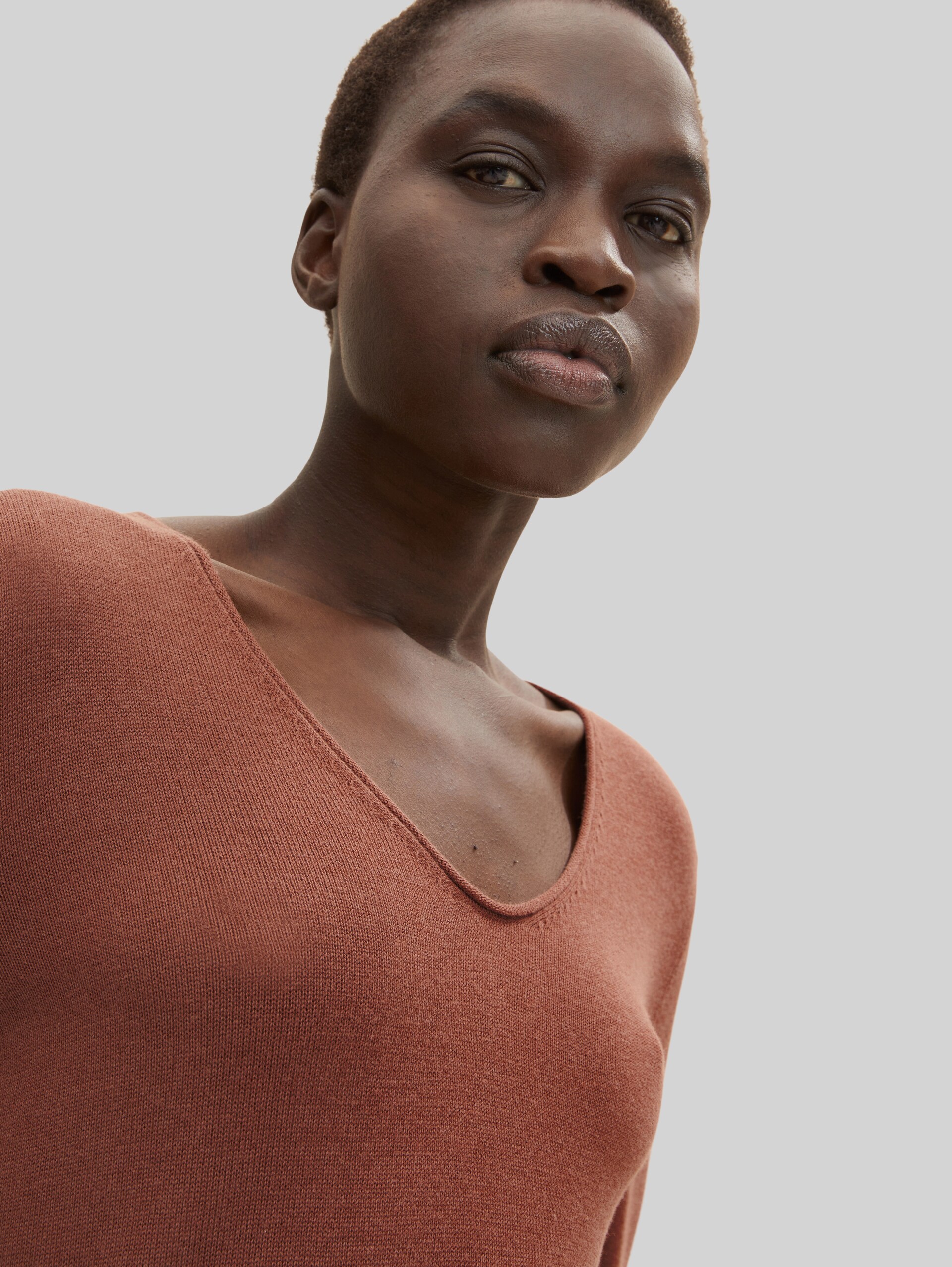 Strickpullover mit V-Ausschnitt - grounded brown - Detail-Model-Ansicht