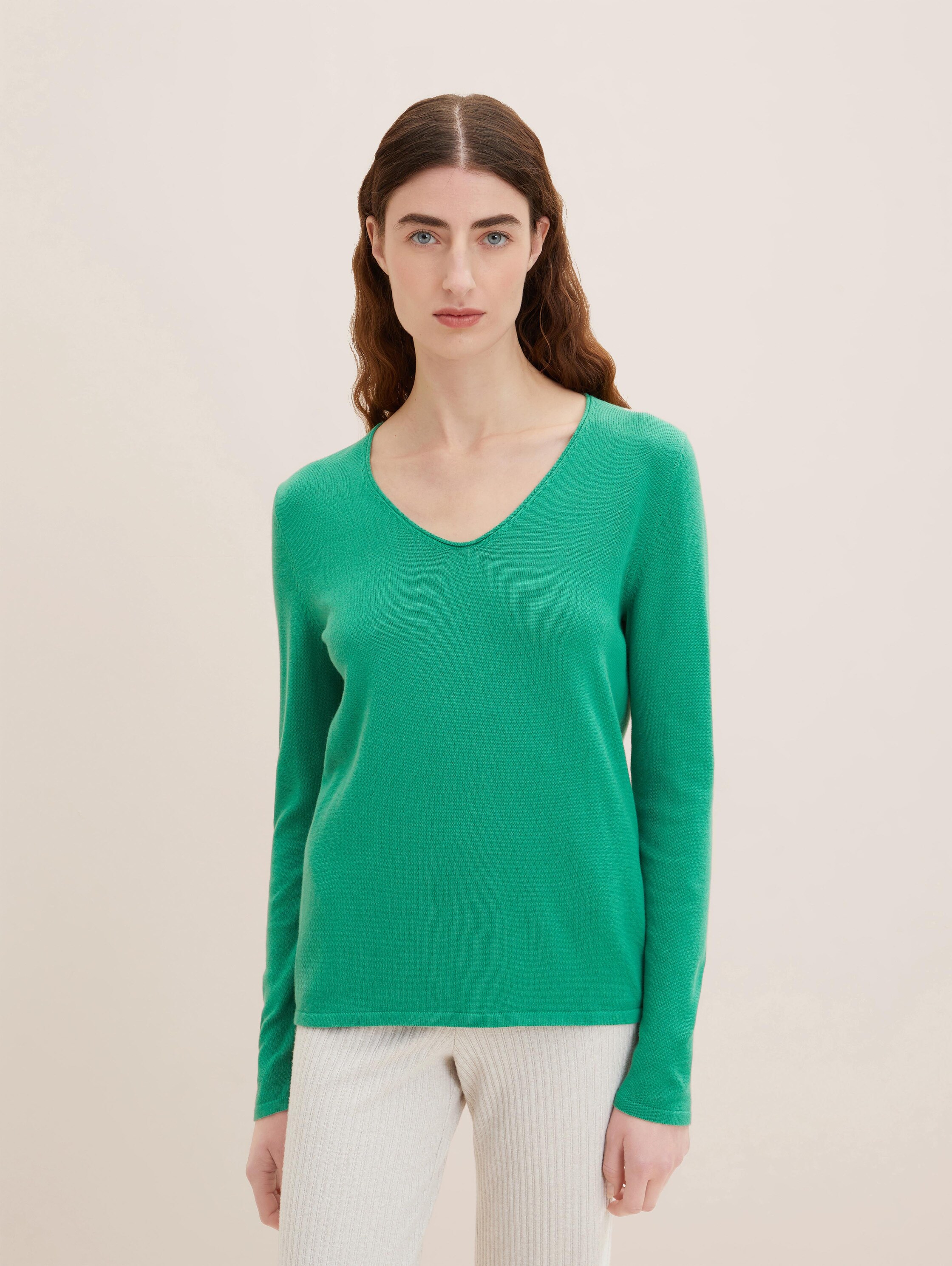 Pullover mit V-Ausschnitt - vivid leaf green - Ausschnitt Model-Vorderansicht