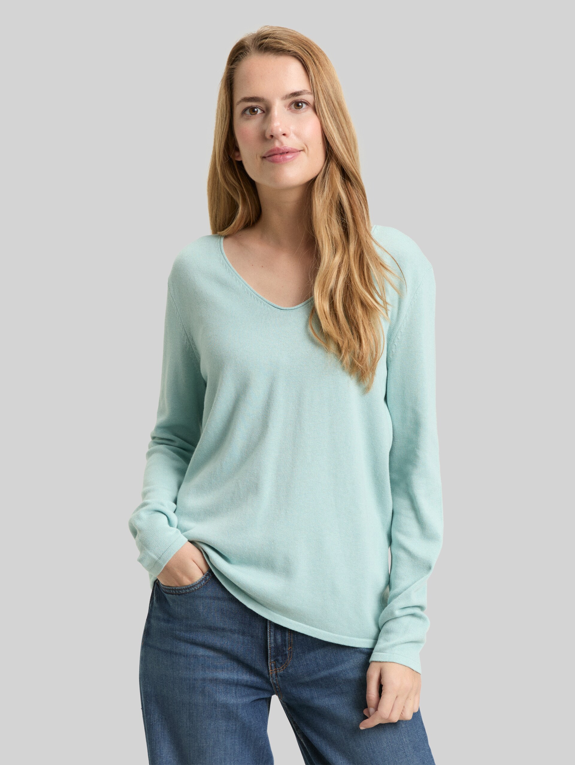 Strickpullover mit V-Ausschnitt - blue haze - Ausschnitt Model-Vorderansicht