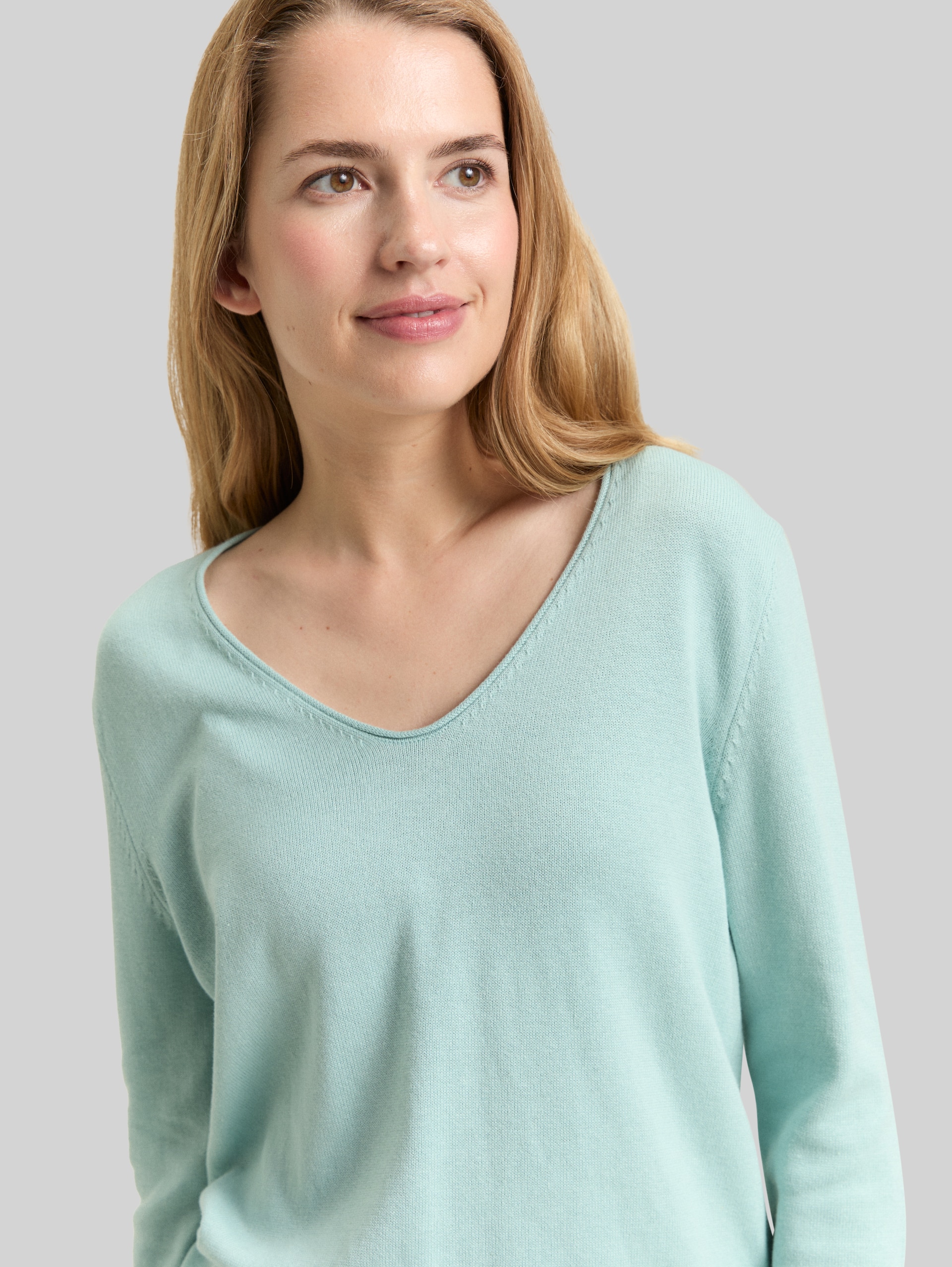 Strickpullover mit V-Ausschnitt - blue haze - Detail-Model-Ansicht
