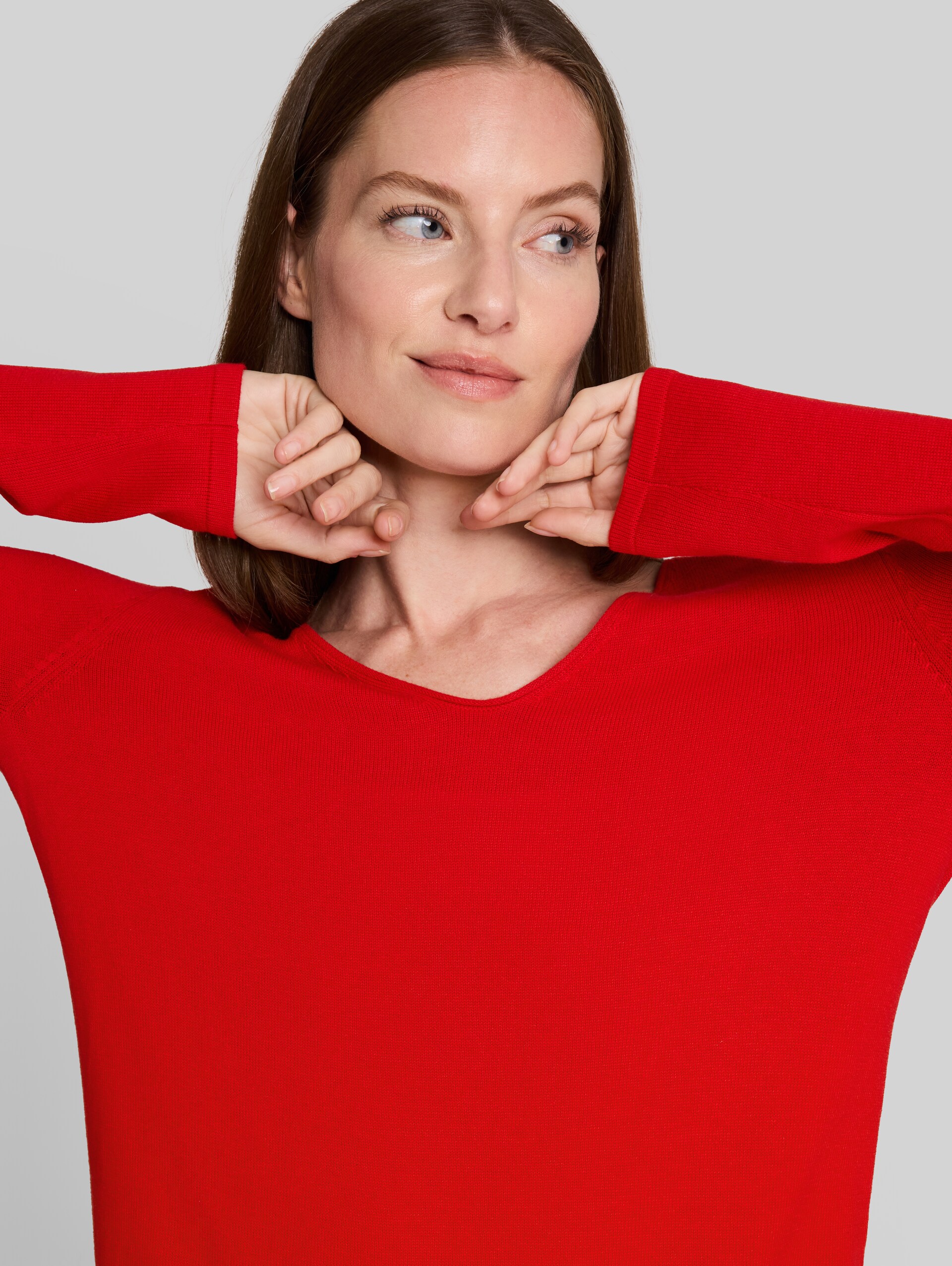Strickpullover mit V-Ausschnitt - soft scarlet red - Detail-Model-Ansicht