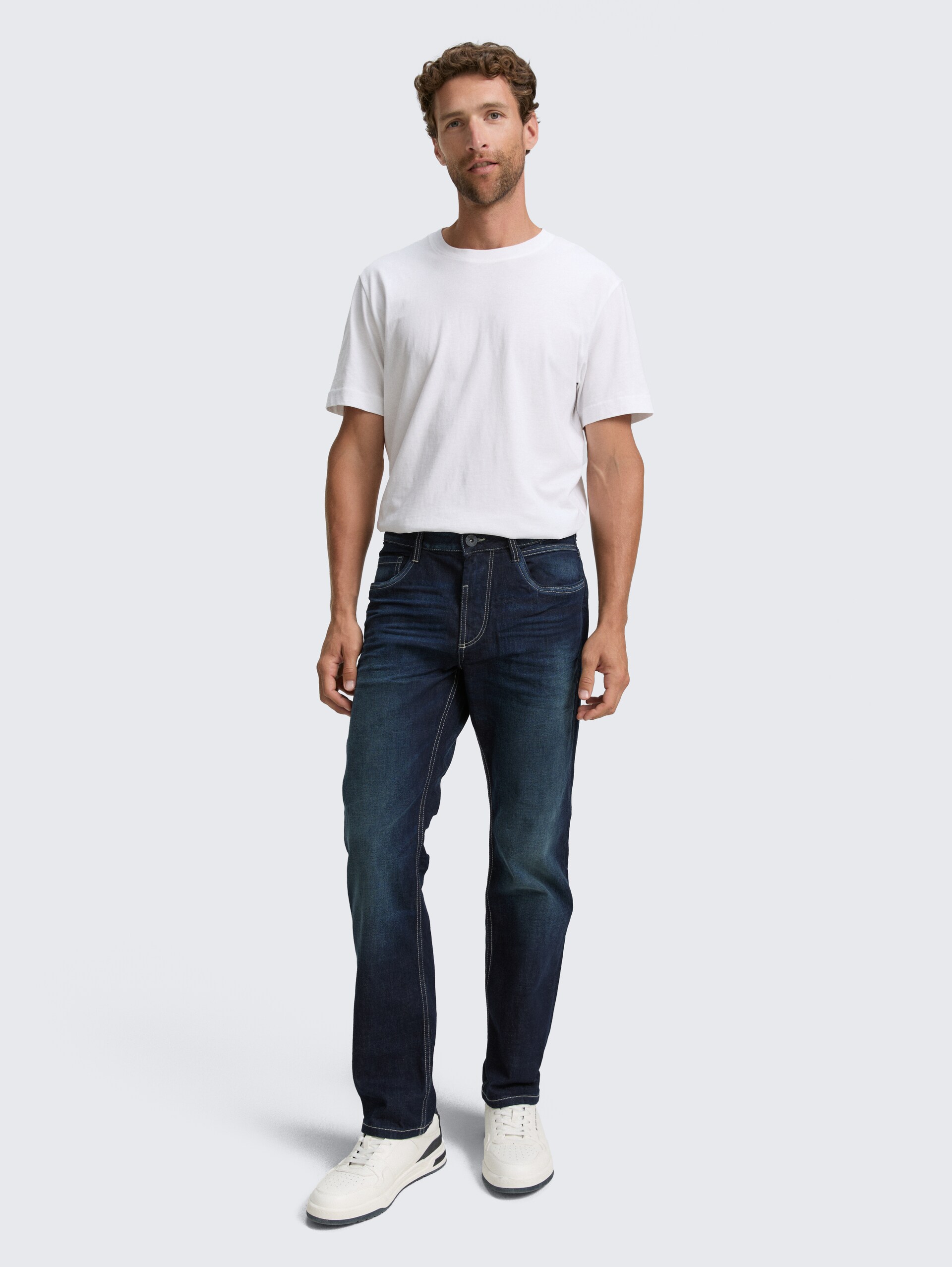 TTTRAD RELAXED Jeans - Used Dark Stone Blue Denim - Model-Vorderansicht