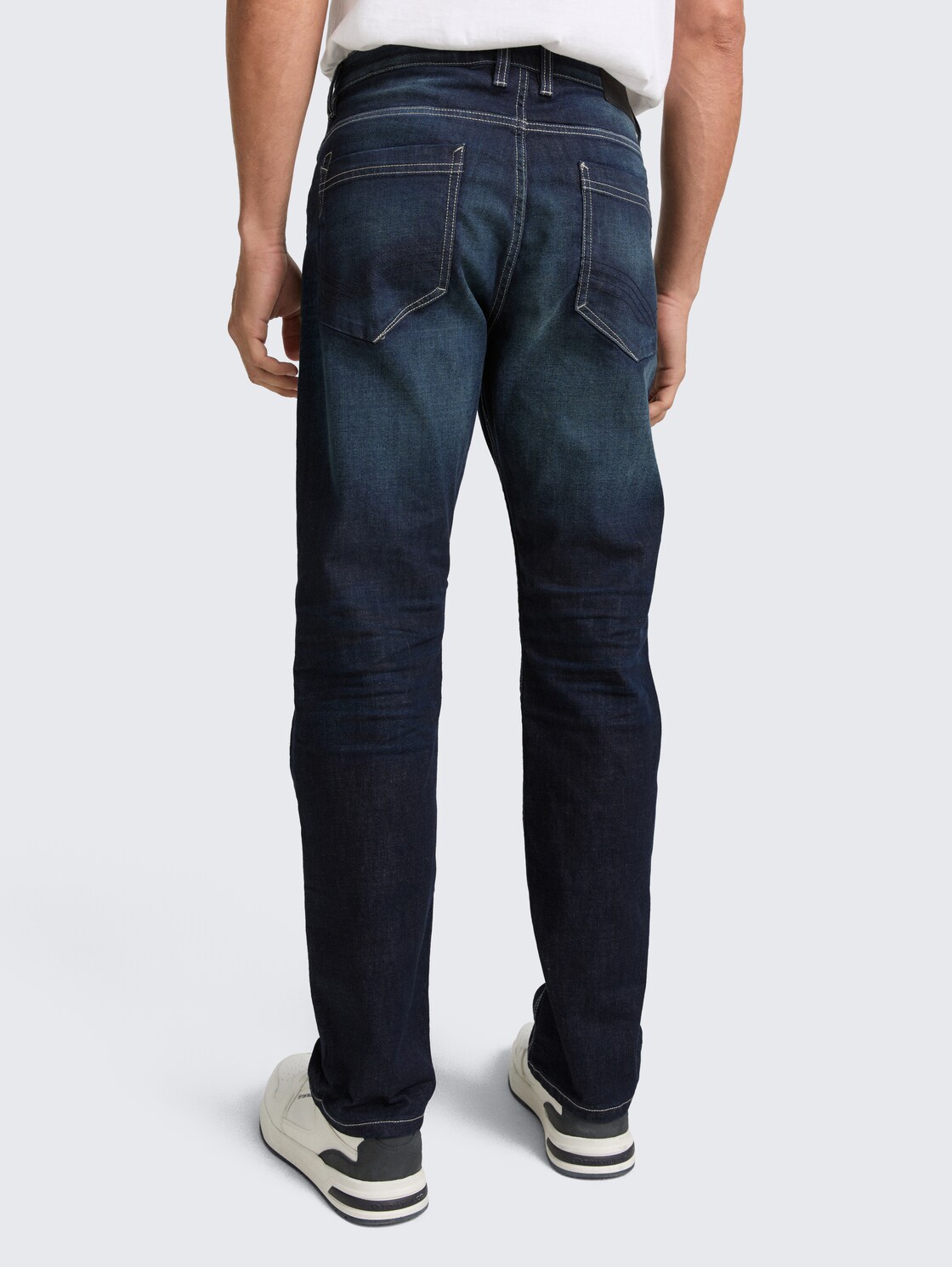 TTTRAD RELAXED Jeans - Used Dark Stone Blue Denim - Auschnitt Model-Rückansicht