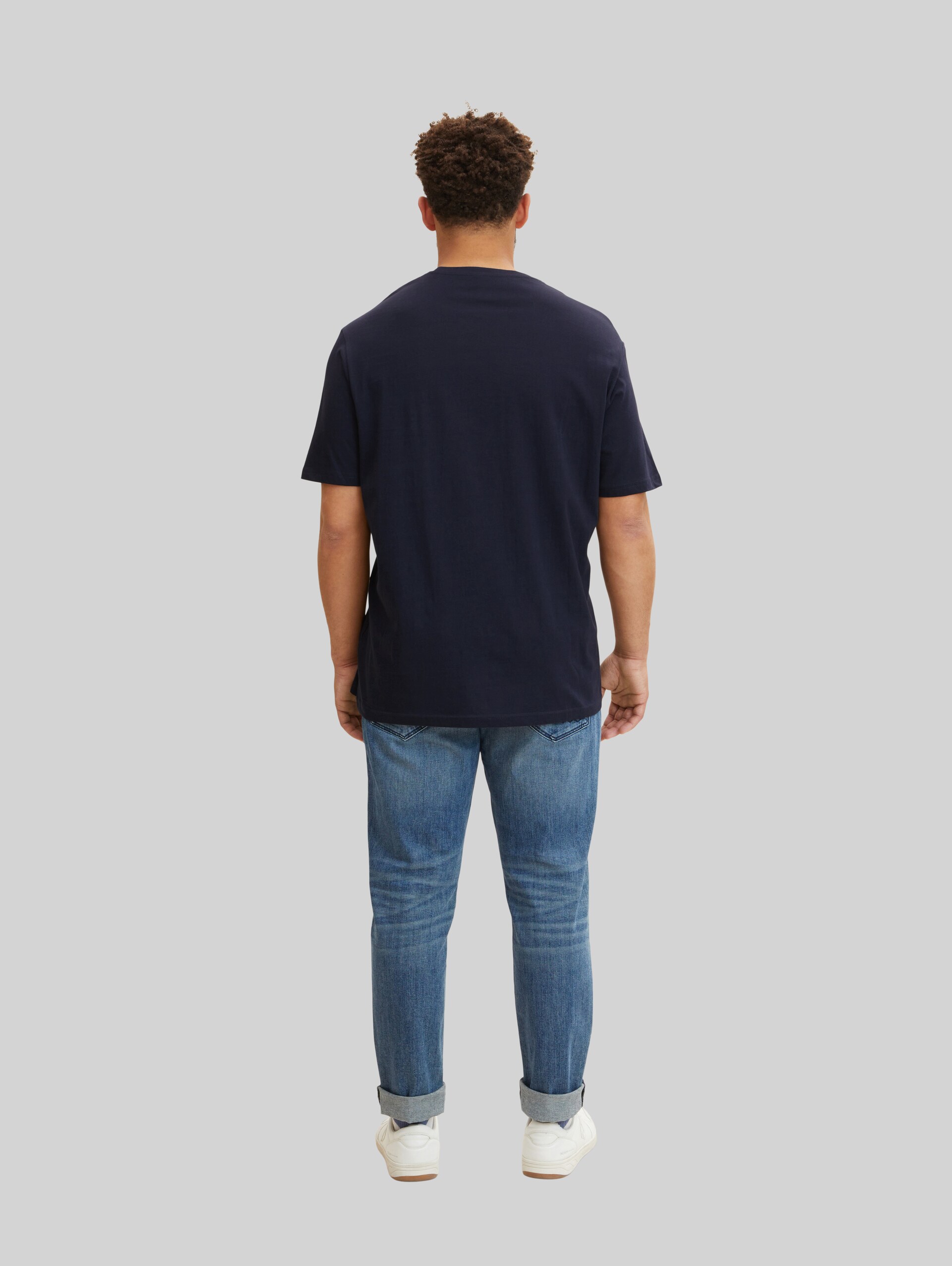 T-shirt met logo print - Knitted Navy - Neklijn model-achteraanzicht