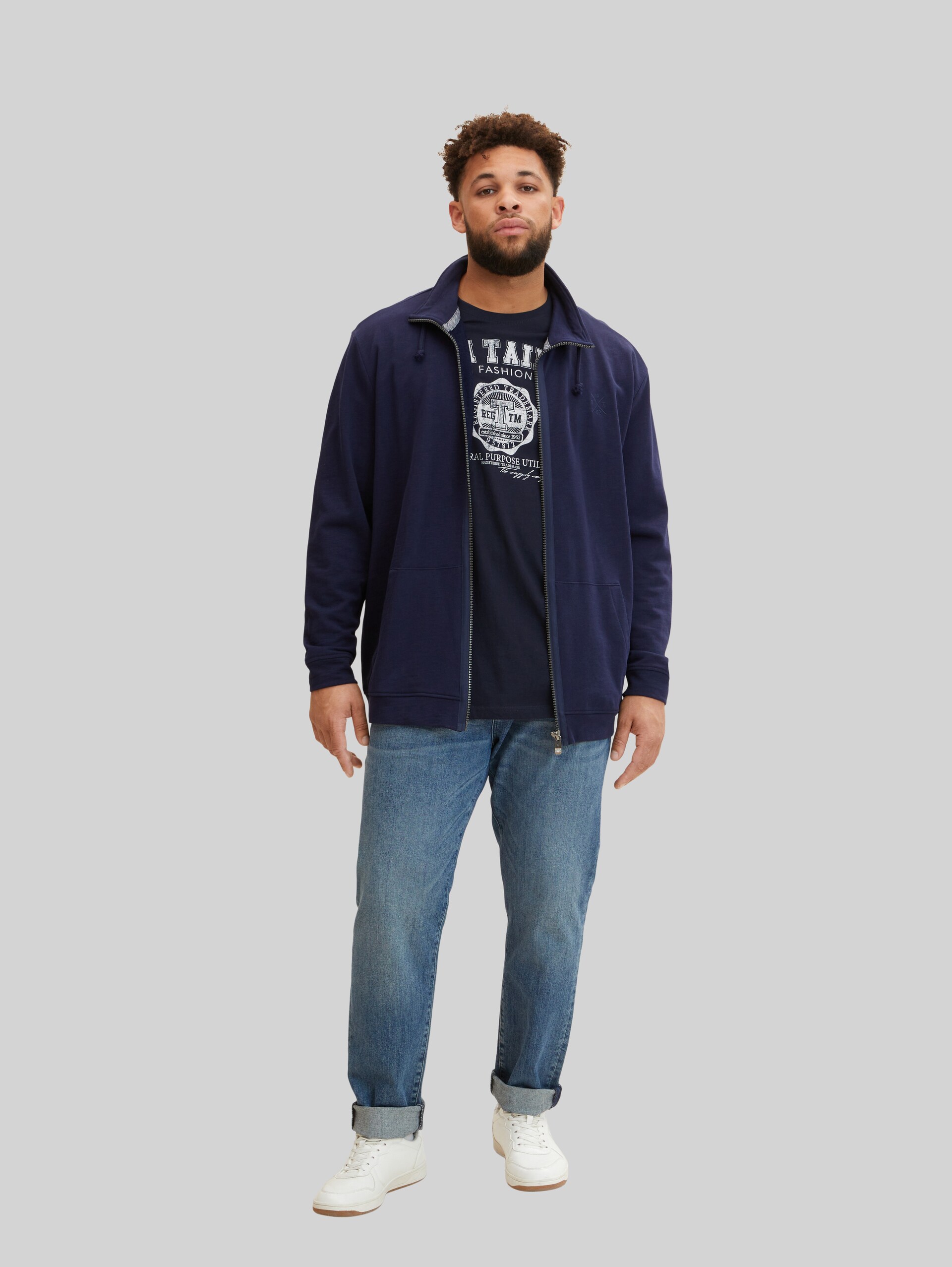 T-shirt met logo print - Knitted Navy - Model vooraanzicht