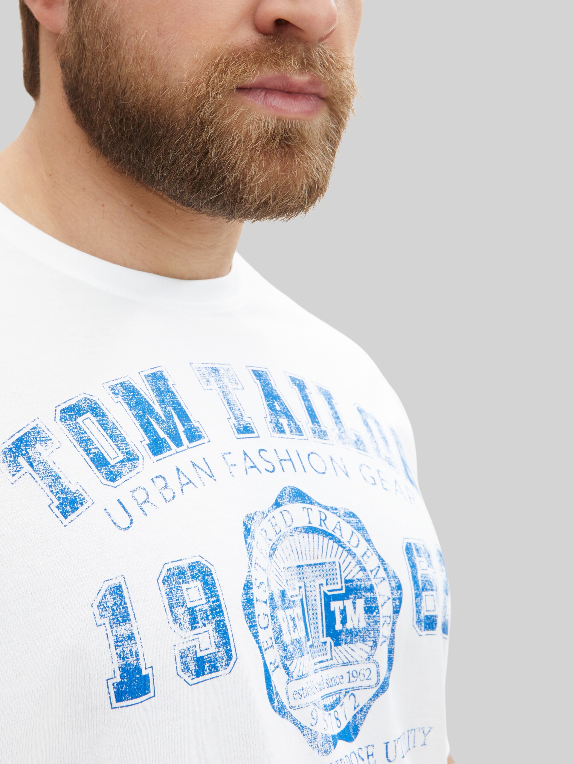 T-shirt met logo print - White - Detailaanzicht model