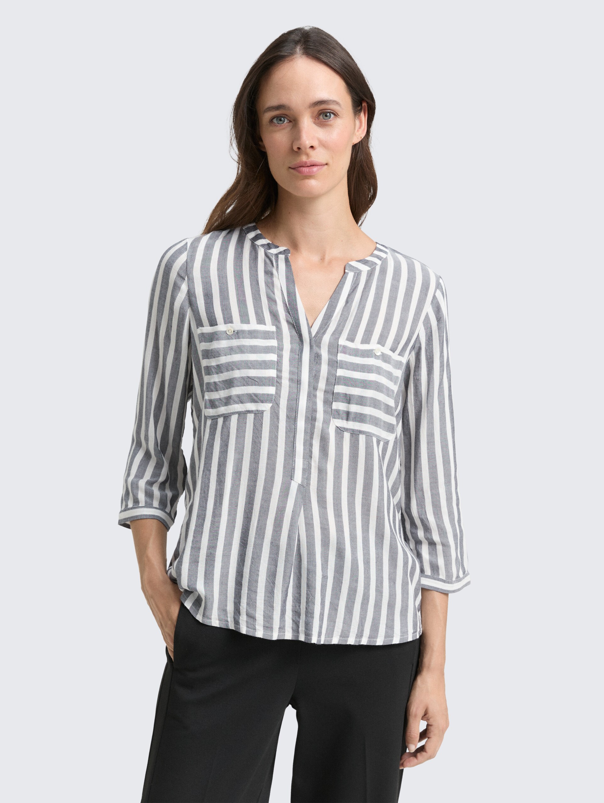 Gestreifte Bluse mit Taschen - offwhite navy vertical stripe - Ausschnitt Model-Vorderansicht