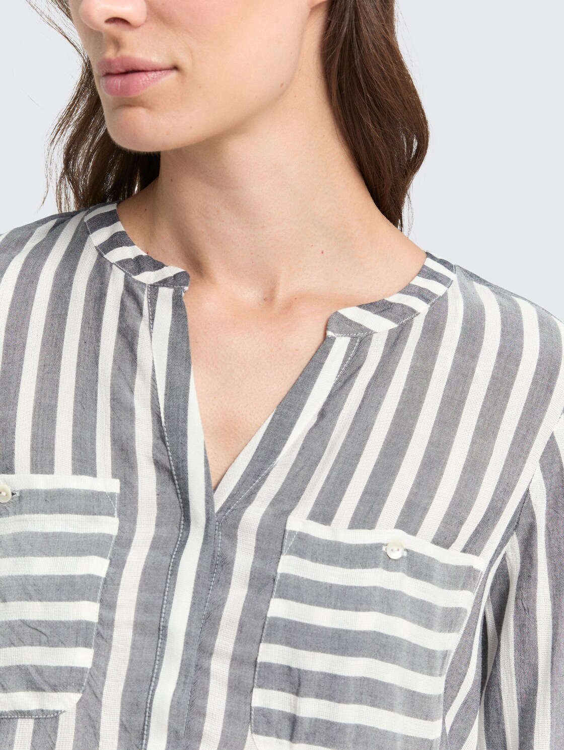Gestreifte Bluse mit Taschen - offwhite navy vertical stripe - Detail-Model-Ansicht