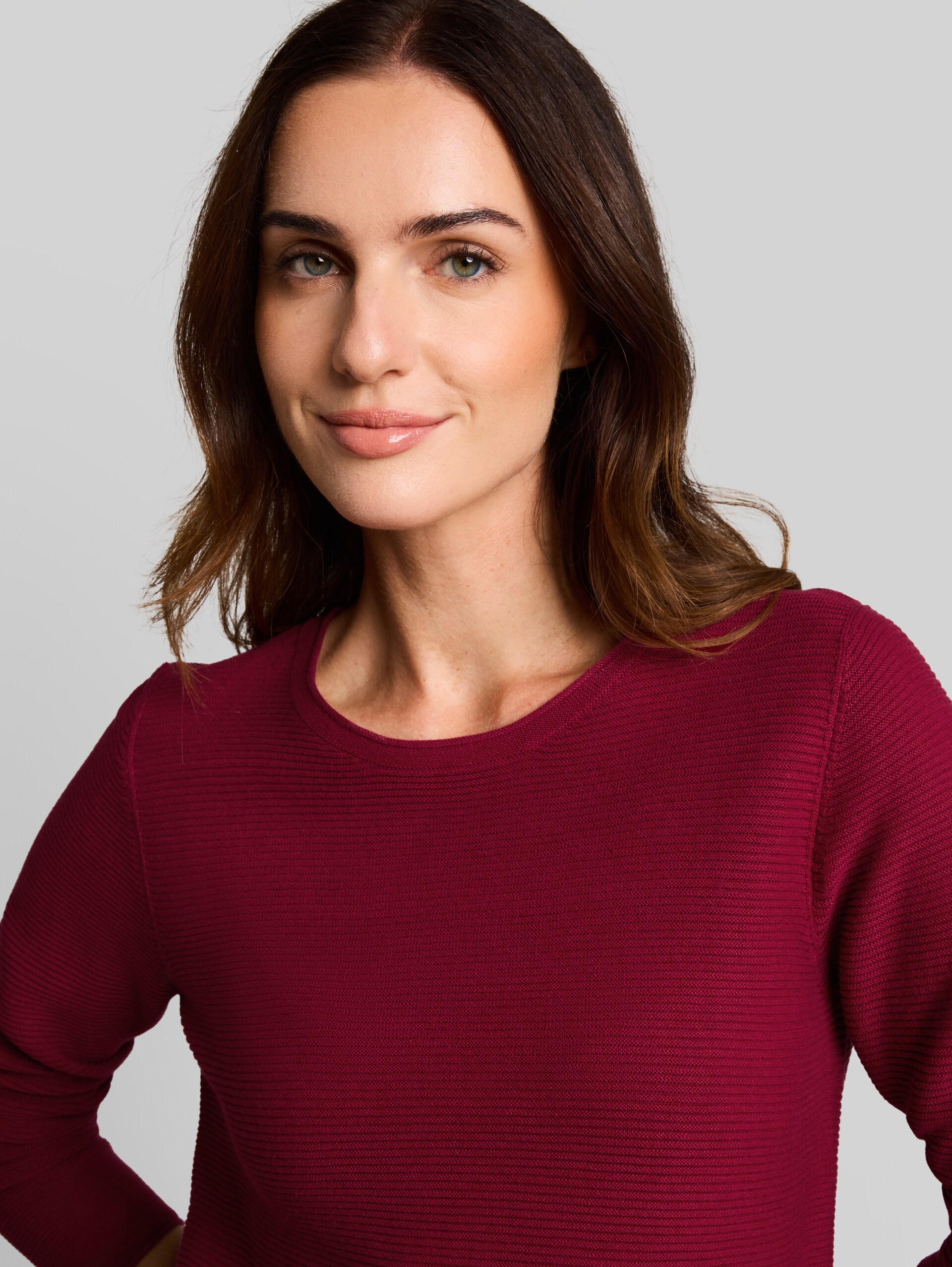 Strickpullover aus Baumwolle - Rumba Red - Detail-Model-Ansicht