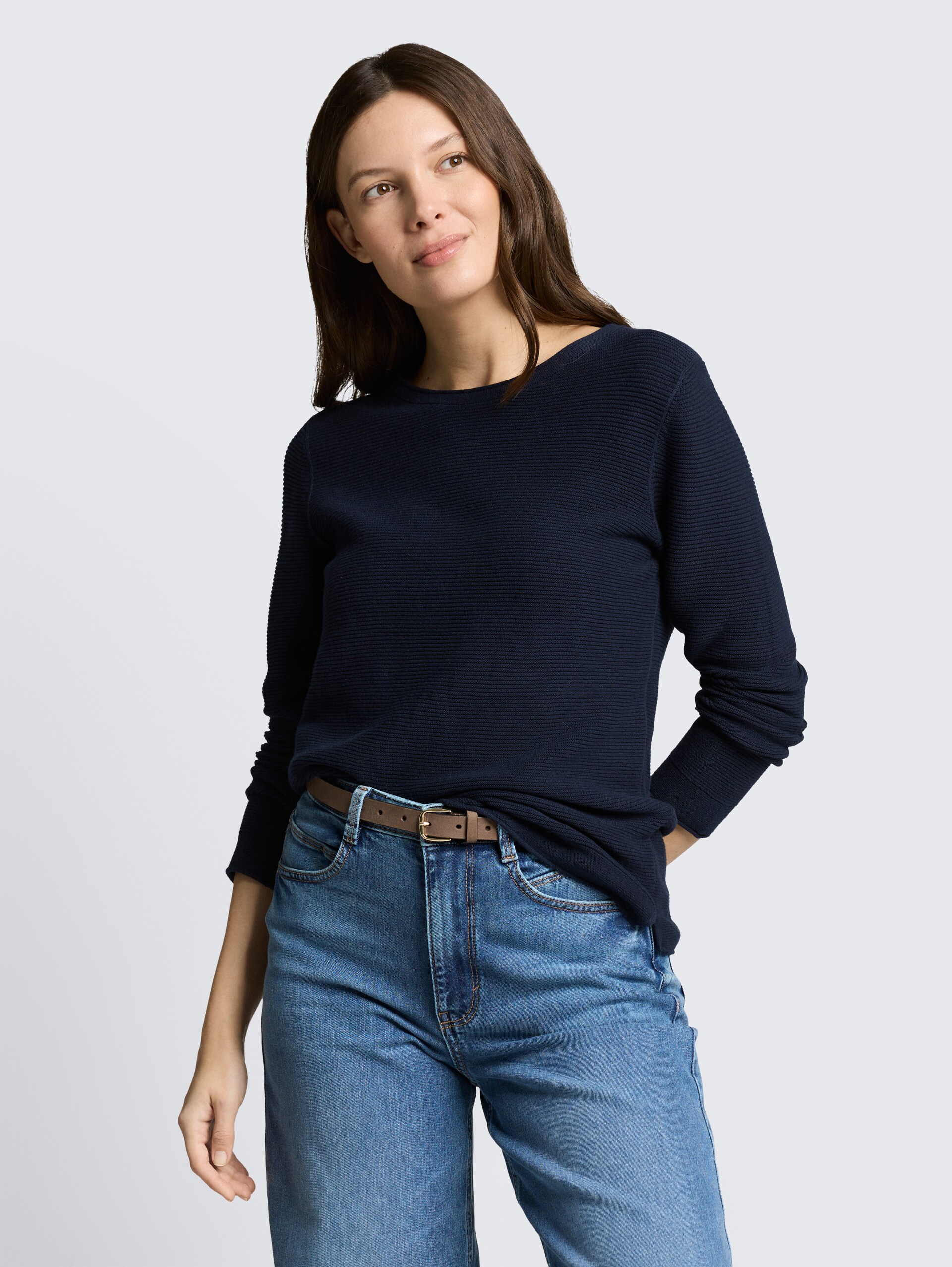 Strickpullover mit Rundhalsausschnitt - sky captain blue - Ausschnitt Model-Vorderansicht