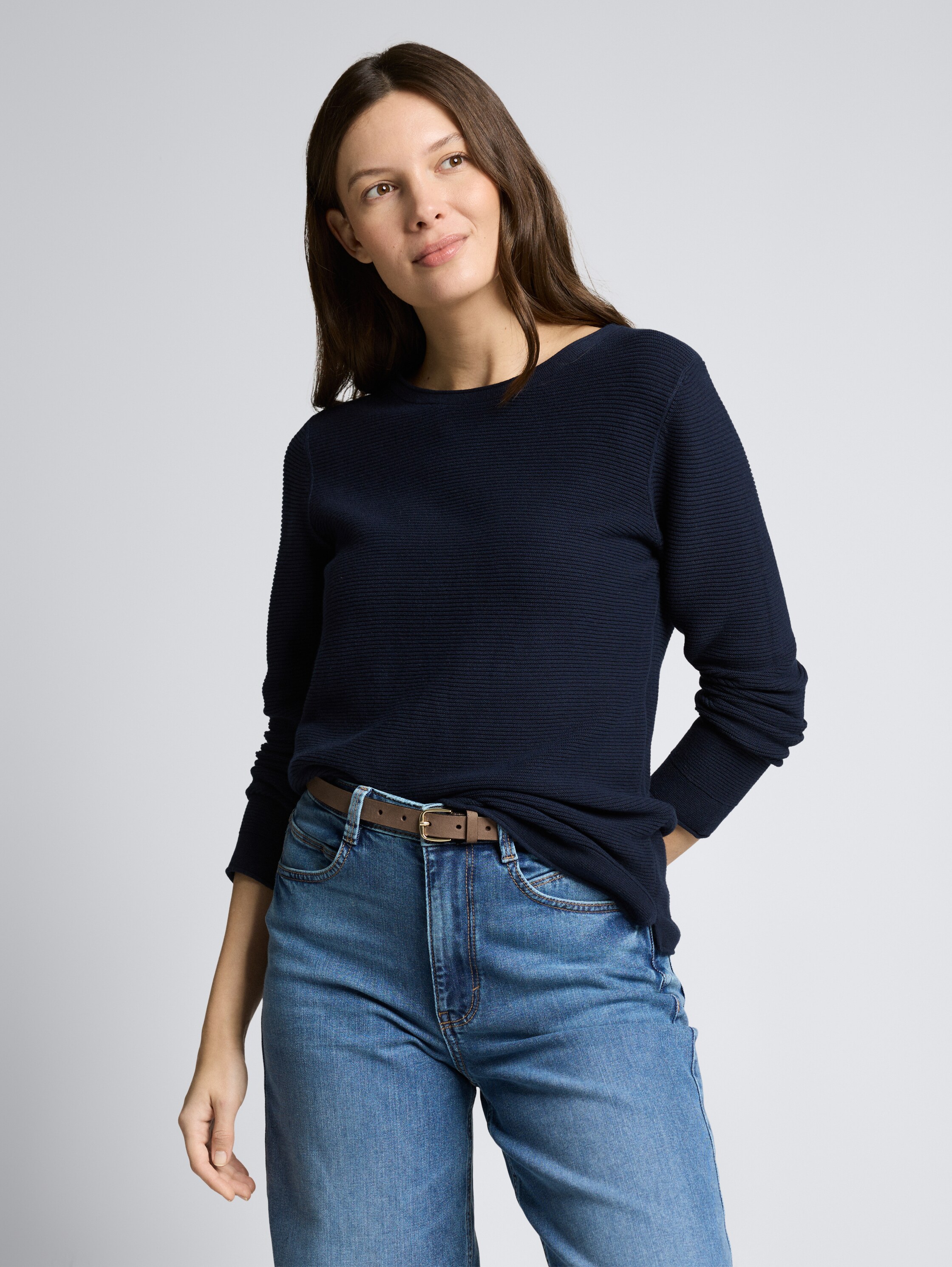 Gebreide trui met ronde hals - sky captain blue - Nek model vooraanzicht