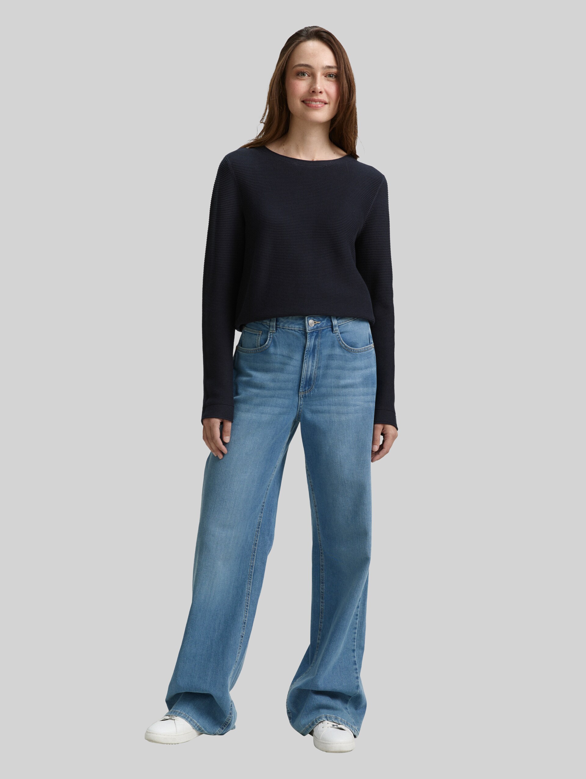 Pull en maille de coton - Lunar Eclipse - Vue de face du modèle
