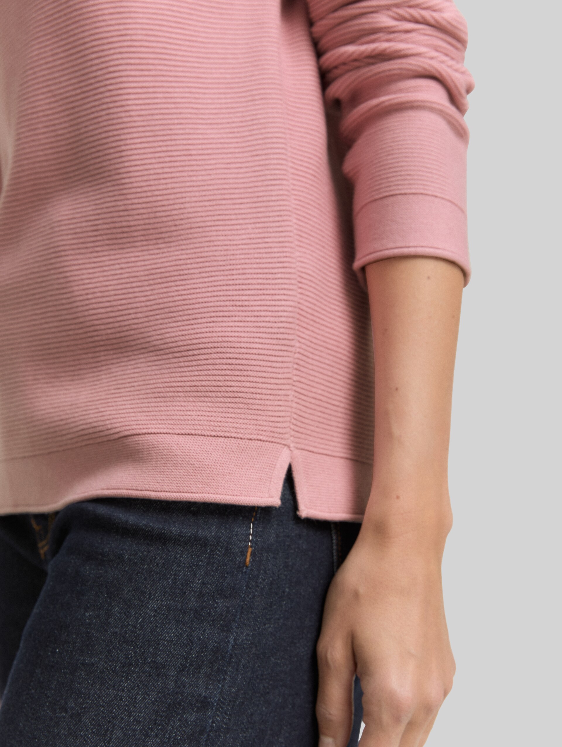 Strickpullover aus Baumwolle - Morning Pink - Detail-Model-Ansicht