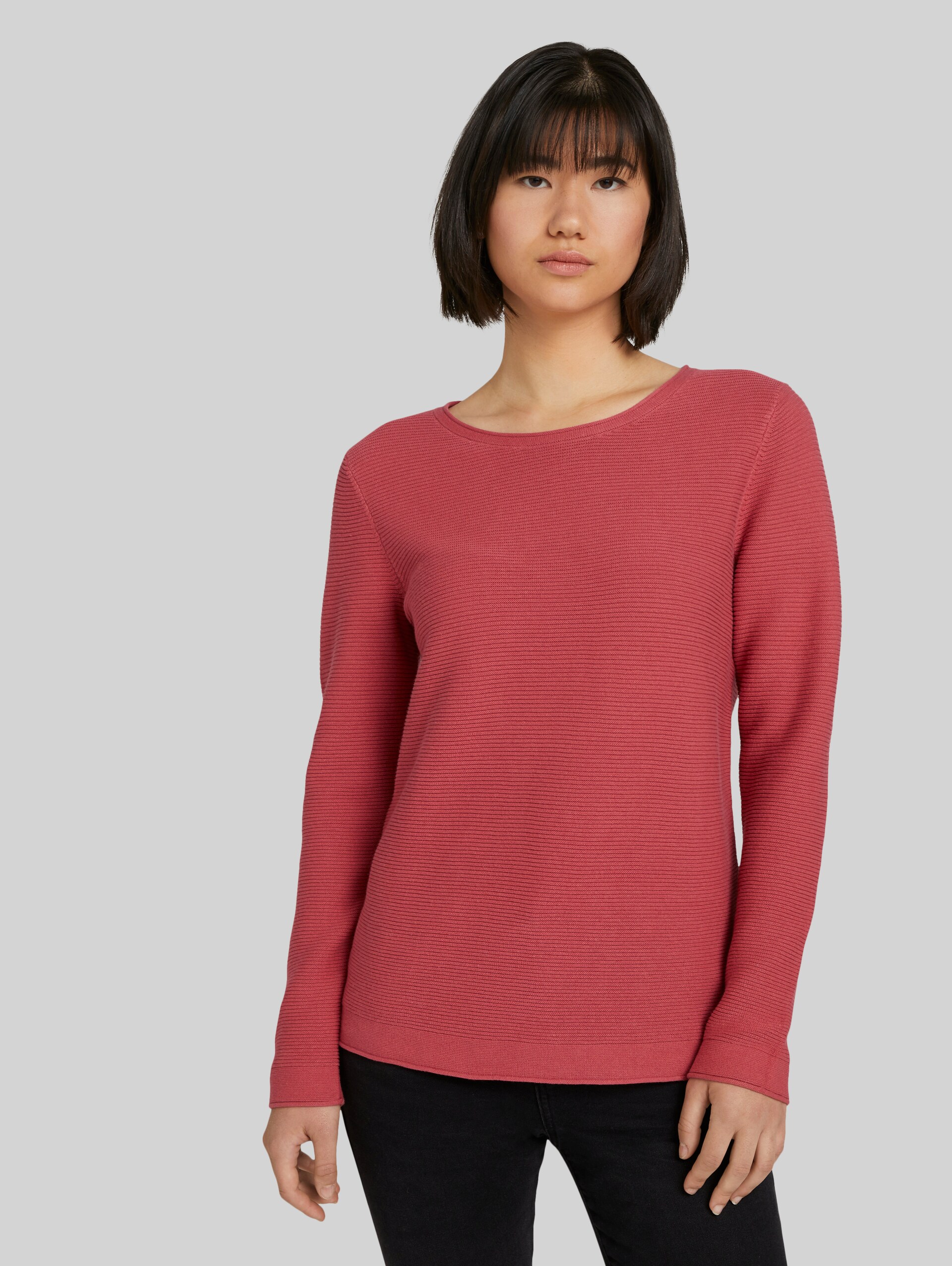Knitted jumper - cozy pink - Neckline model front view