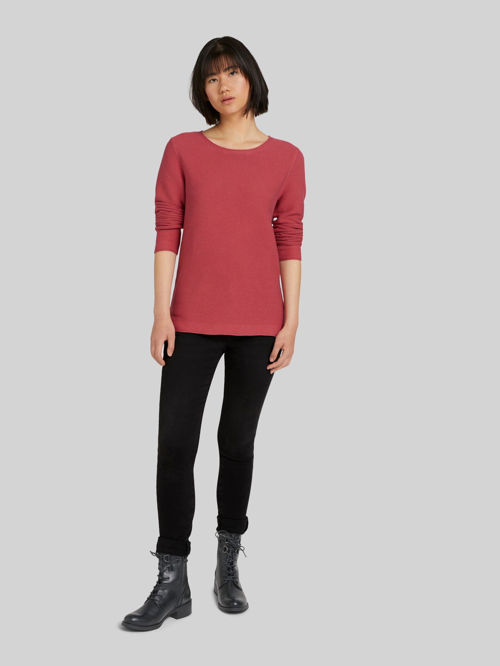 Knitted jumper - cozy pink - Model front view