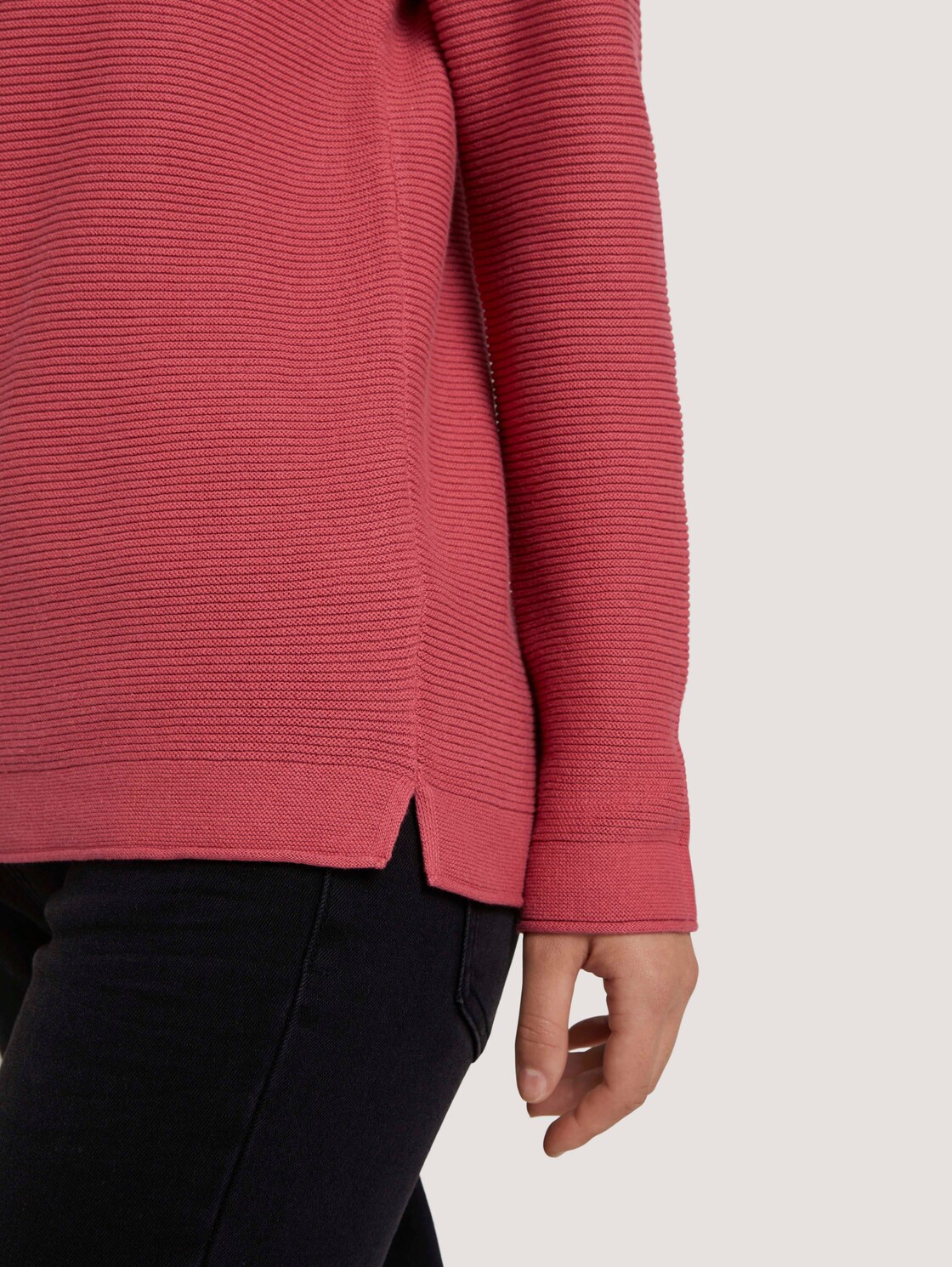 Strickpullover mit Rundhalsausschnitt - cozy pink - Detail-Model-Ansicht