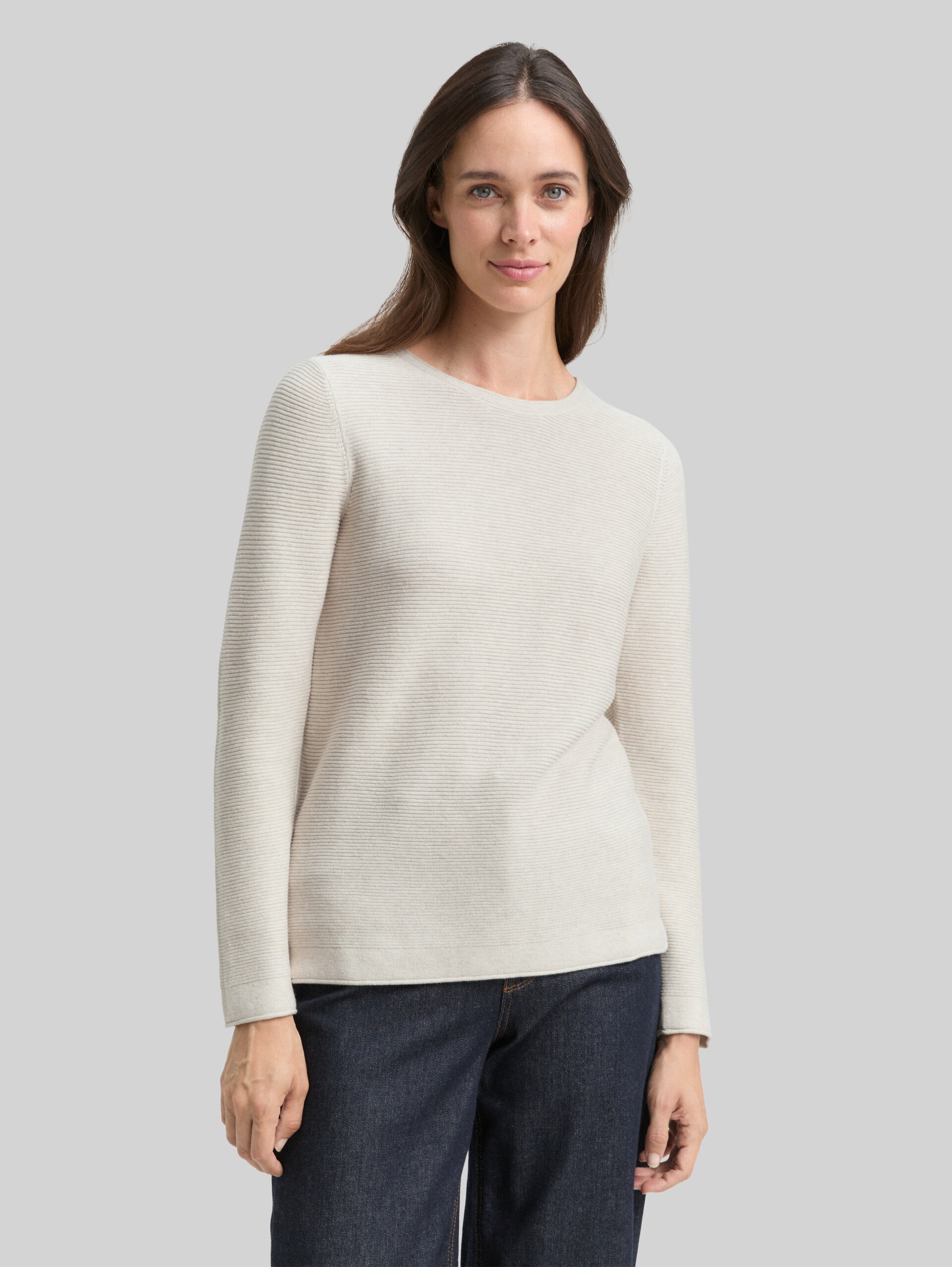 Knitted jumper - dusty alabaster melange - Neckline model front view