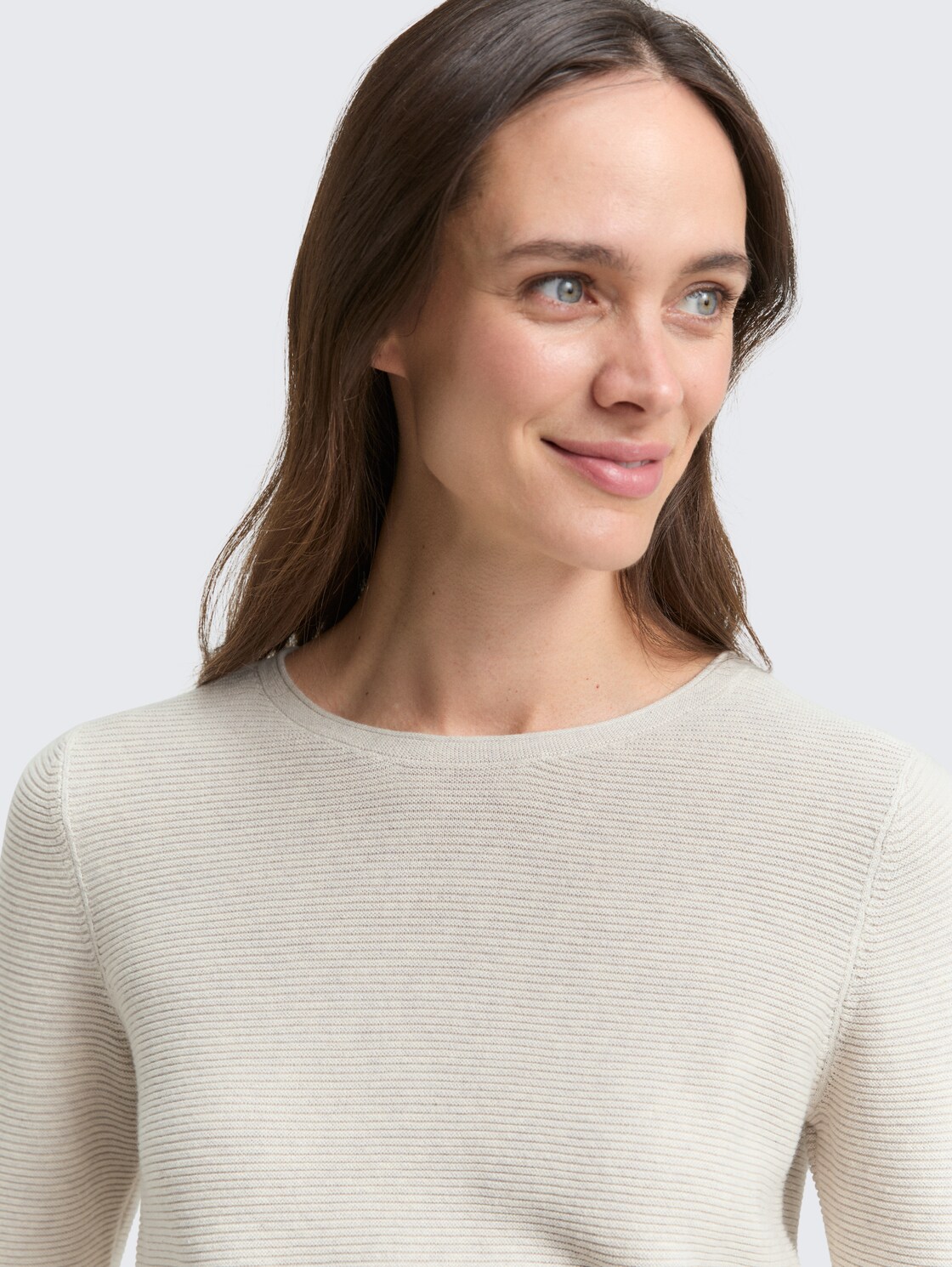 Strickpullover mit Rundhalsausschnitt - dusty alabaster melange - Detail-Model-Ansicht