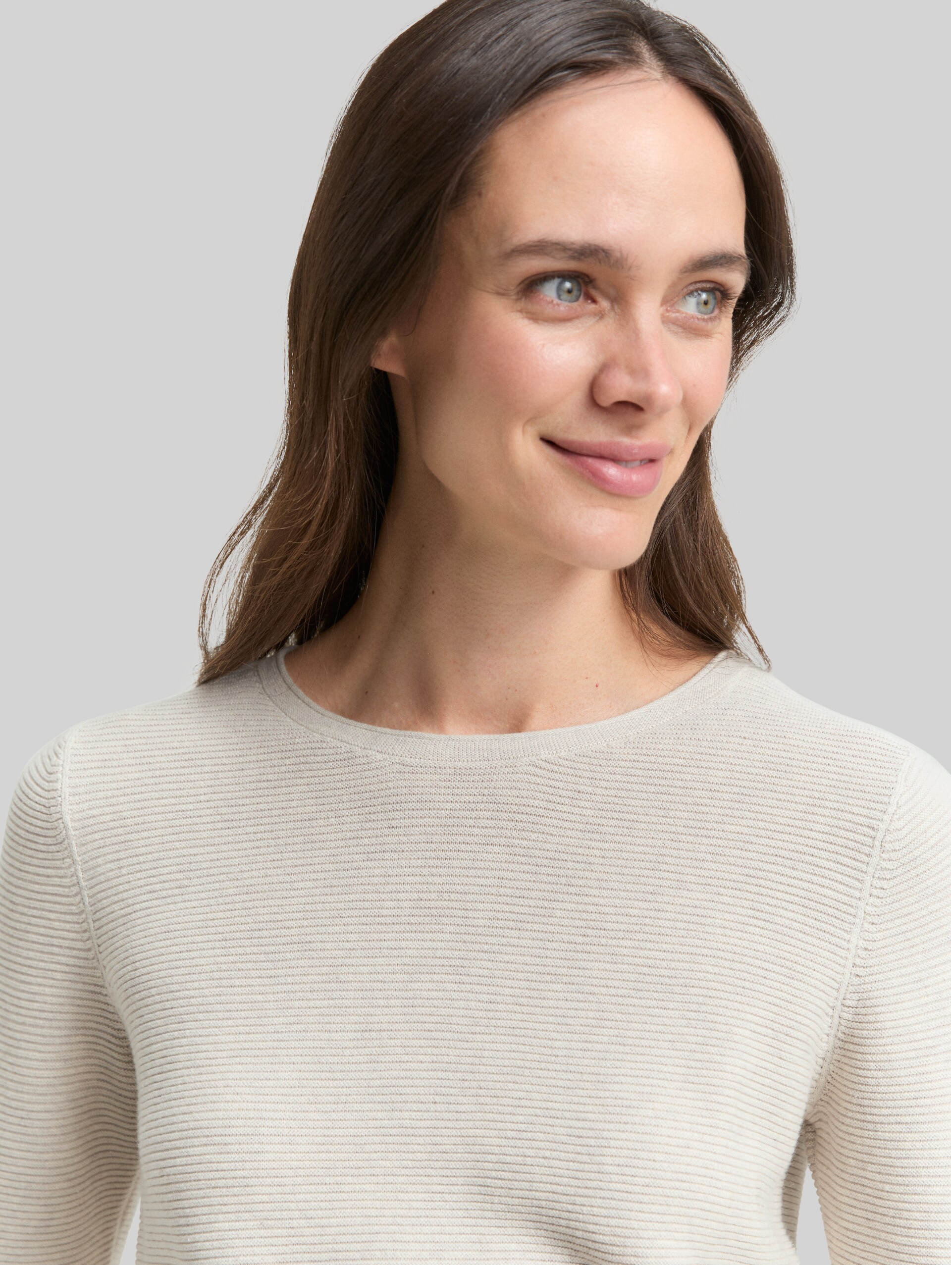 Knitted jumper - dusty alabaster melange - Detail model view