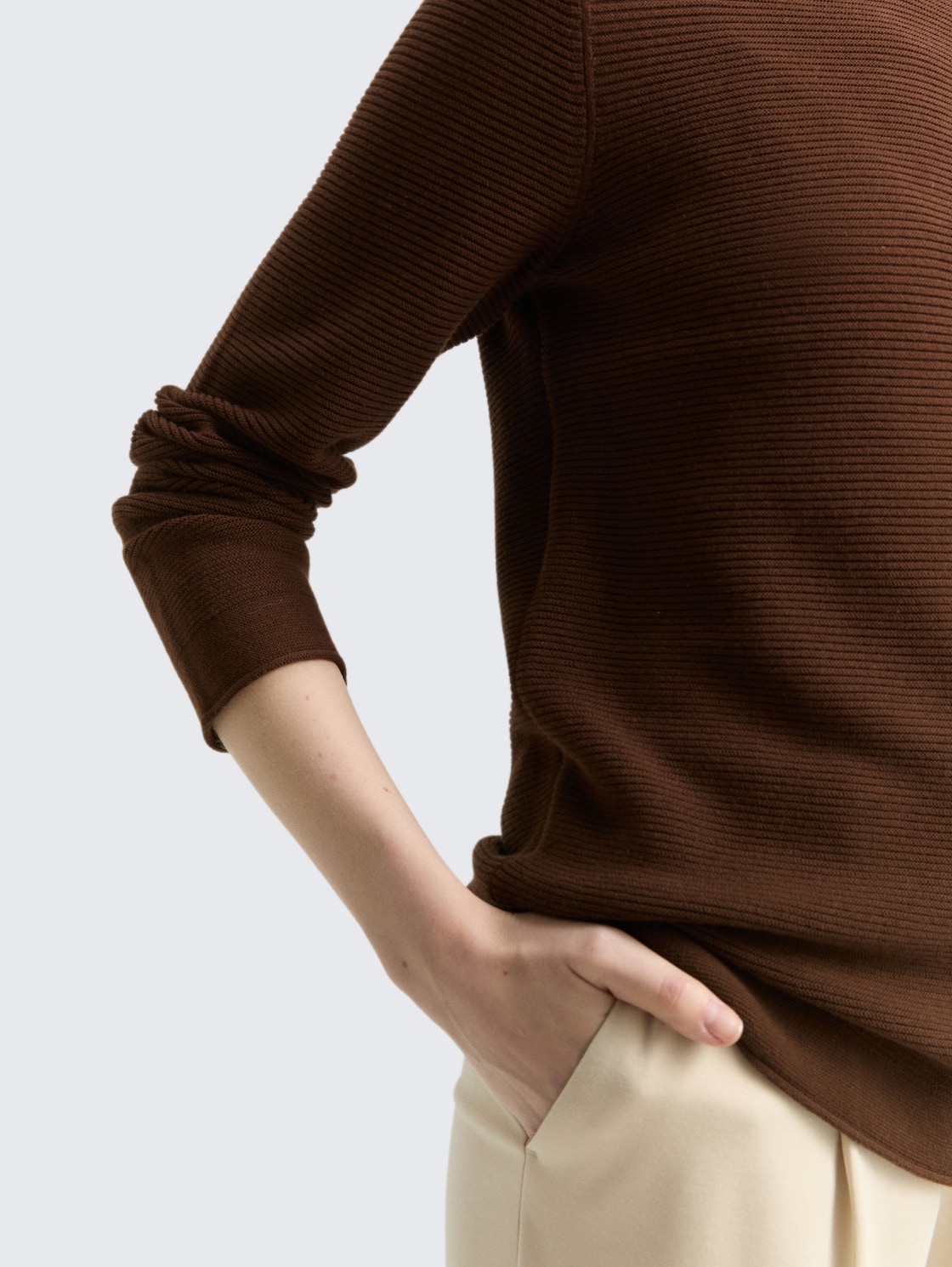 Strickpullover aus Baumwolle - dark pecan brown - Detail-Model-Ansicht