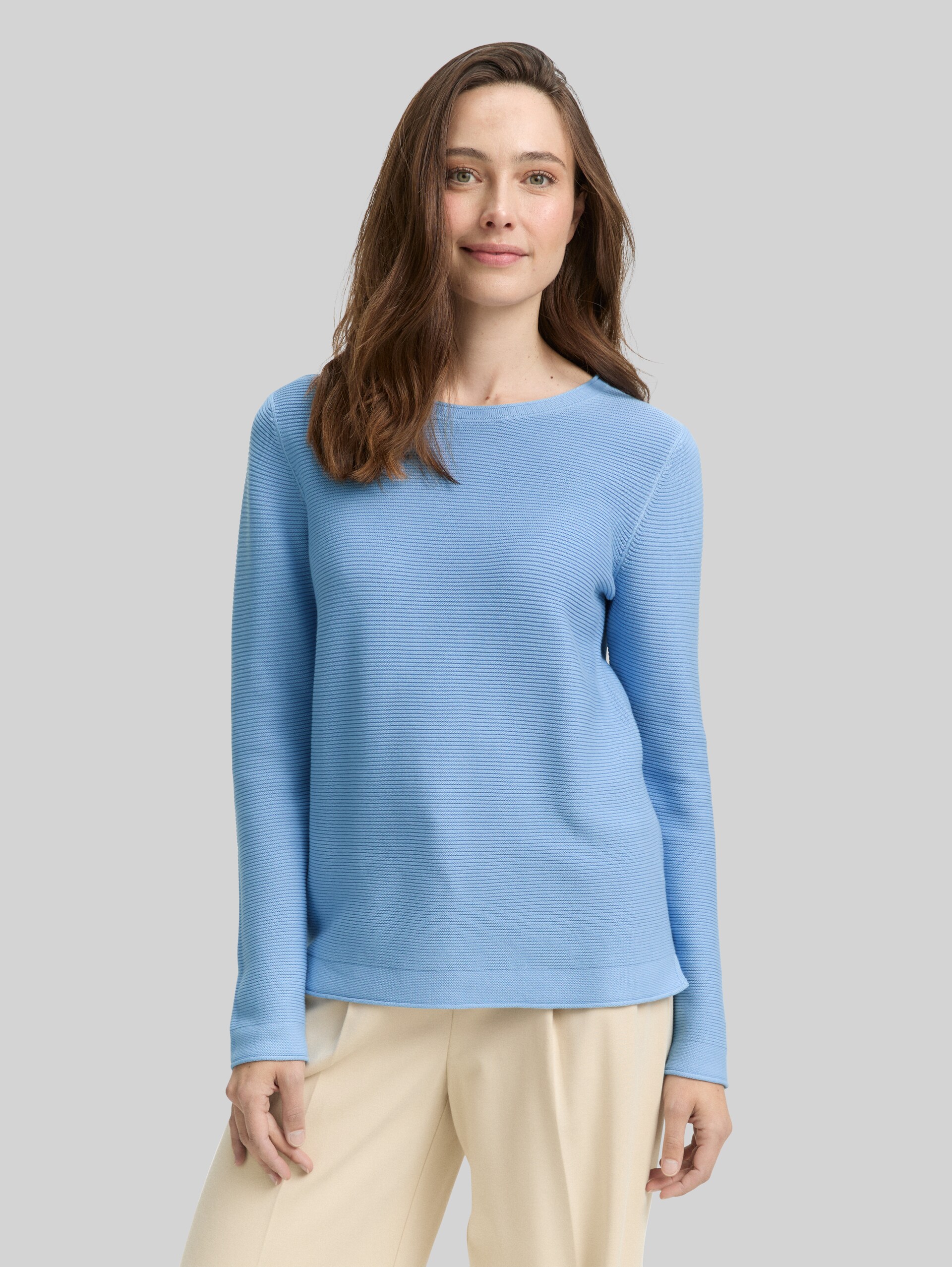 Cotton knit jumper - light fjord blue - Neckline model front view