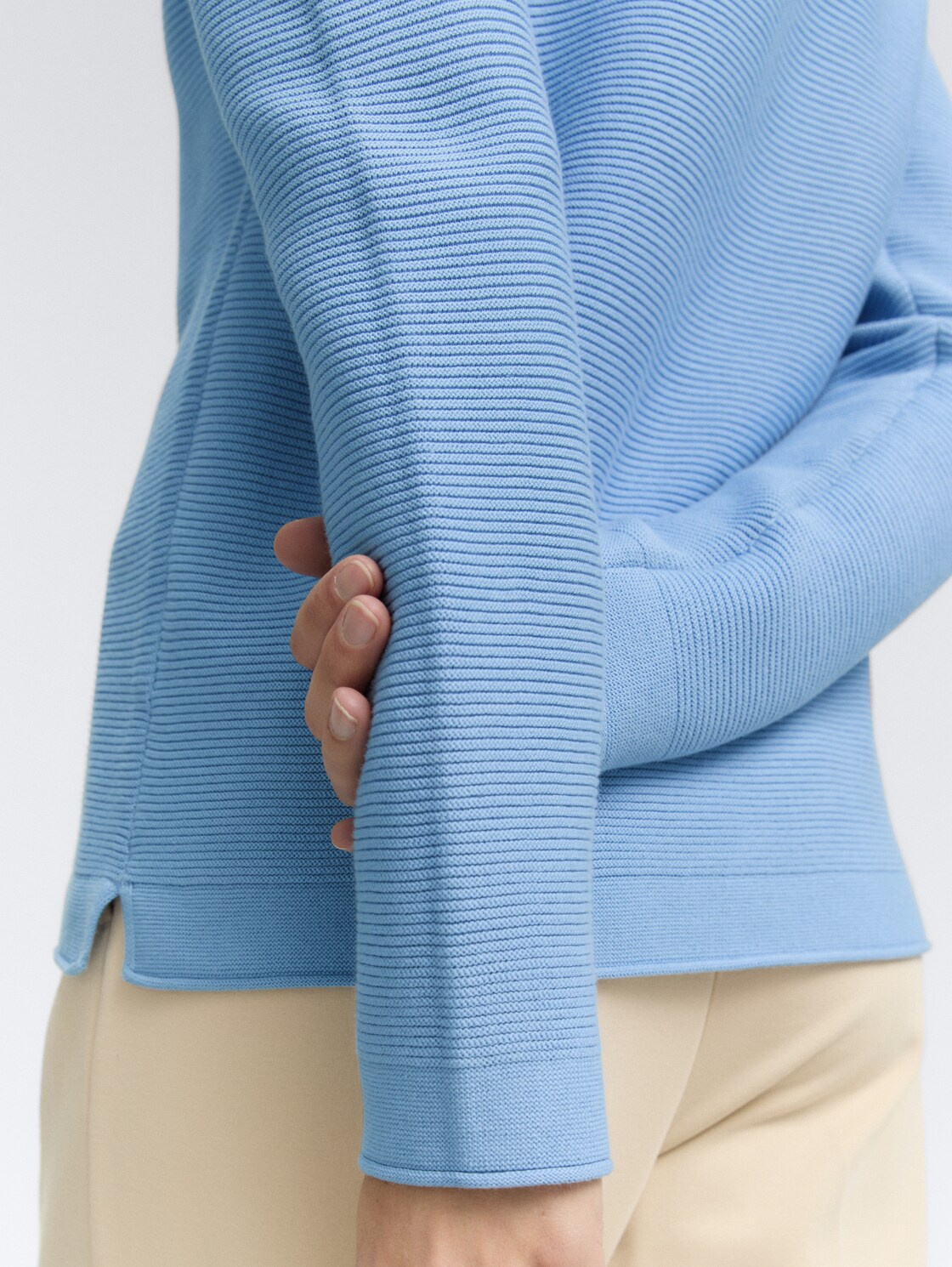 Strickpullover aus Baumwolle - light fjord blue - Detail-Model-Ansicht