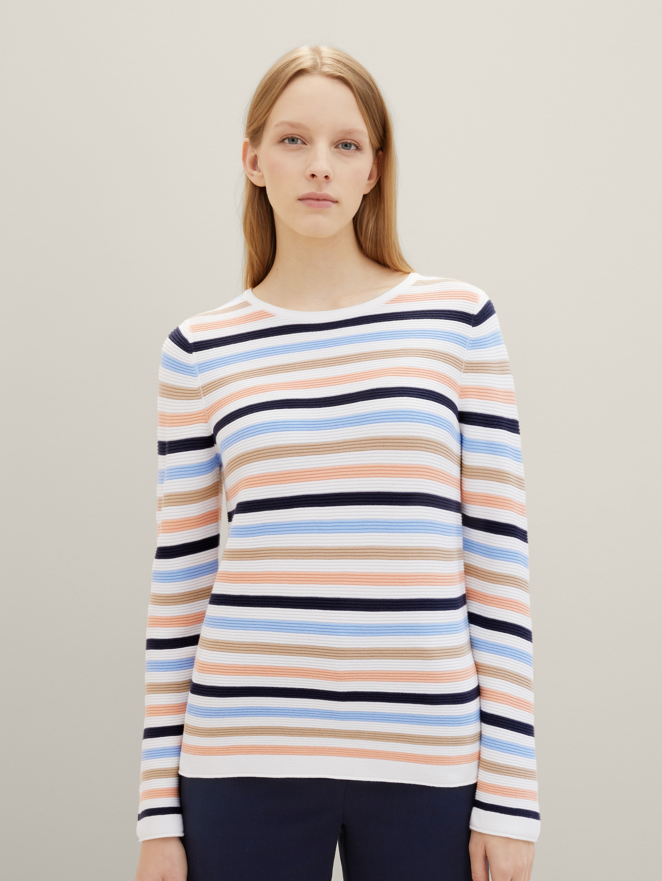 Gebreide trui van biologisch katoen - peach blue ottoman stripe - Nek model vooraanzicht