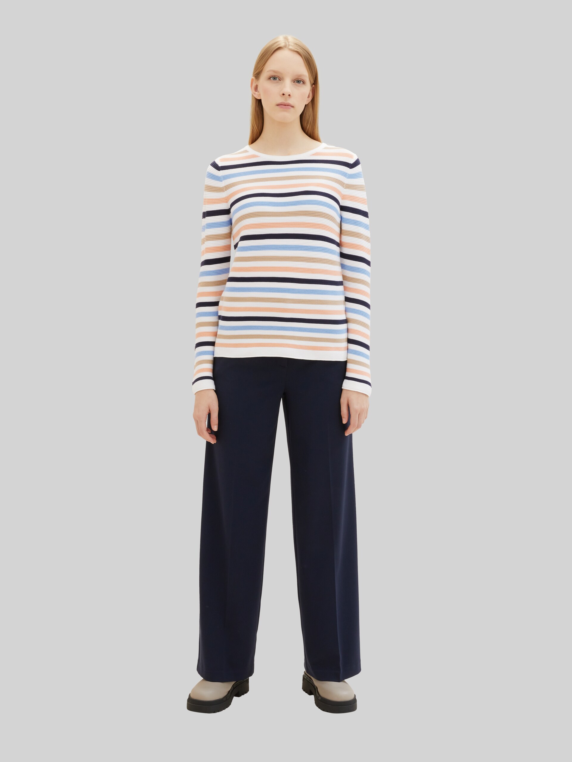 Gebreide trui van katoen - peach blue ottoman stripe - Model vooraanzicht