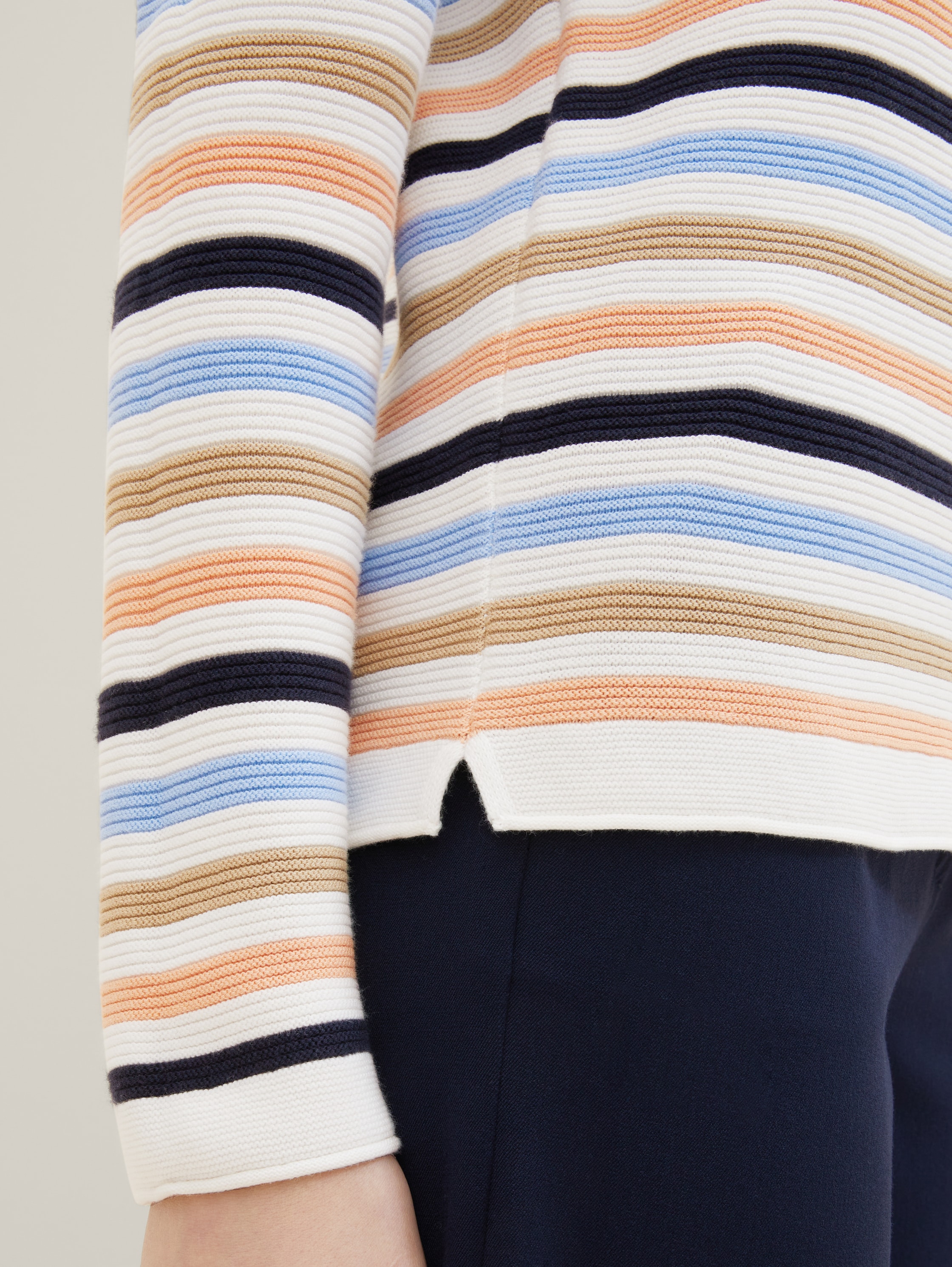 Gebreide trui van biologisch katoen - peach blue ottoman stripe - Detailaanzicht model