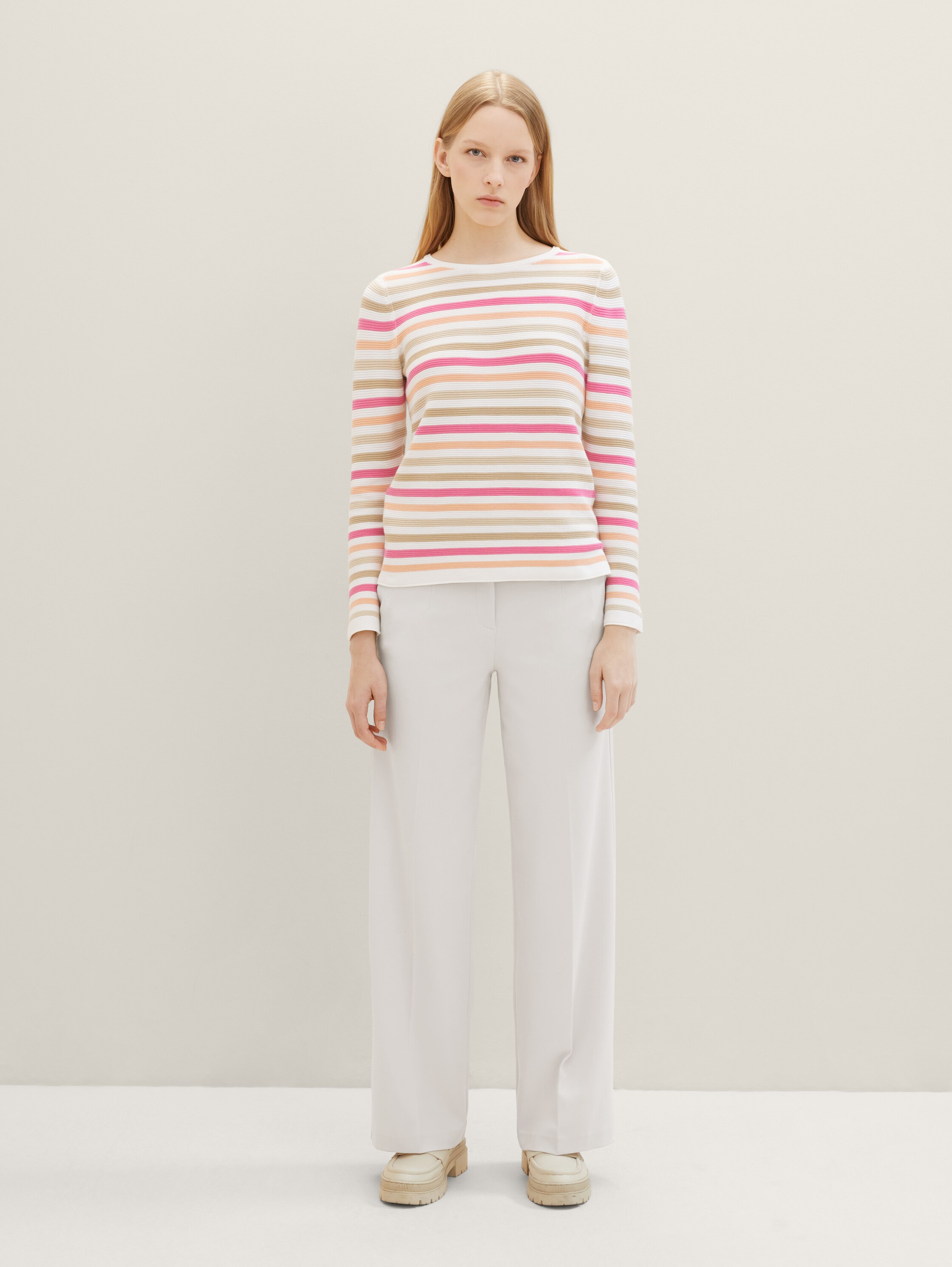 Gebreide trui van biologisch katoen - pink peach ottoman stripe - Model vooraanzicht
