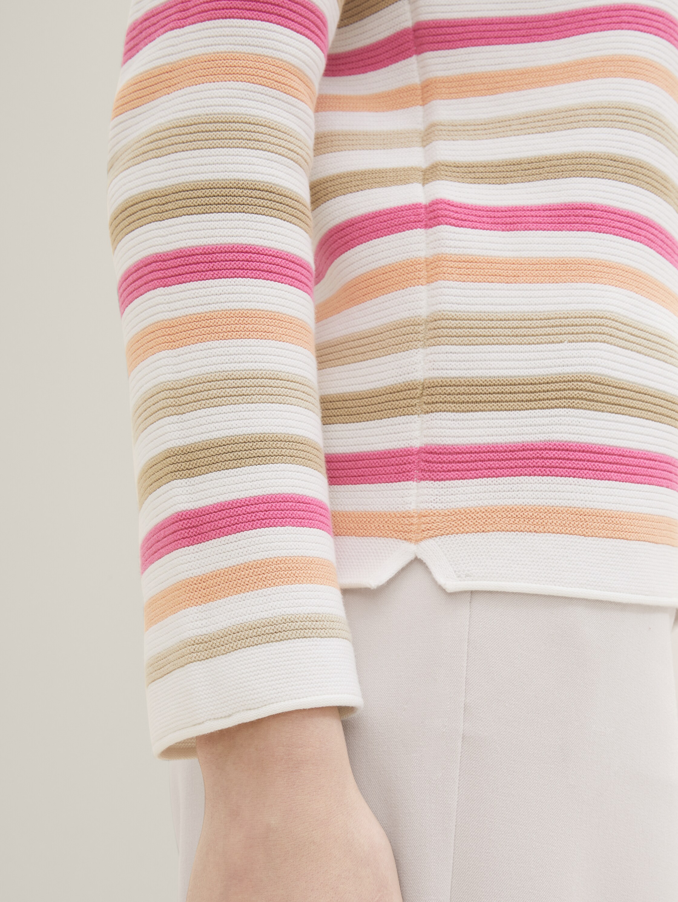Gebreide trui van biologisch katoen - pink peach ottoman stripe - Detailaanzicht model