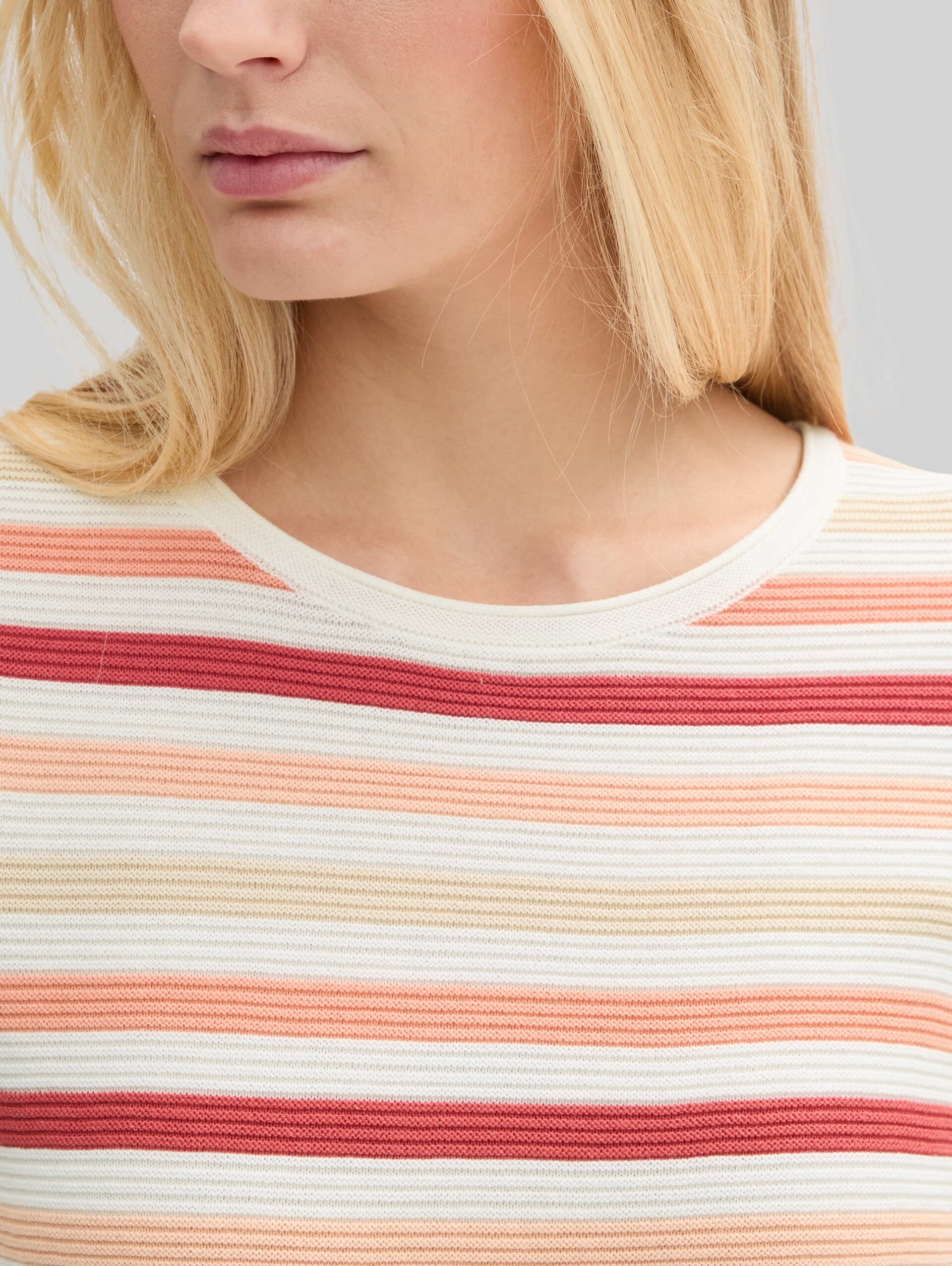 Strickpullover aus Baumwolle - peachy knit stripe design - Detail-Model-Ansicht
