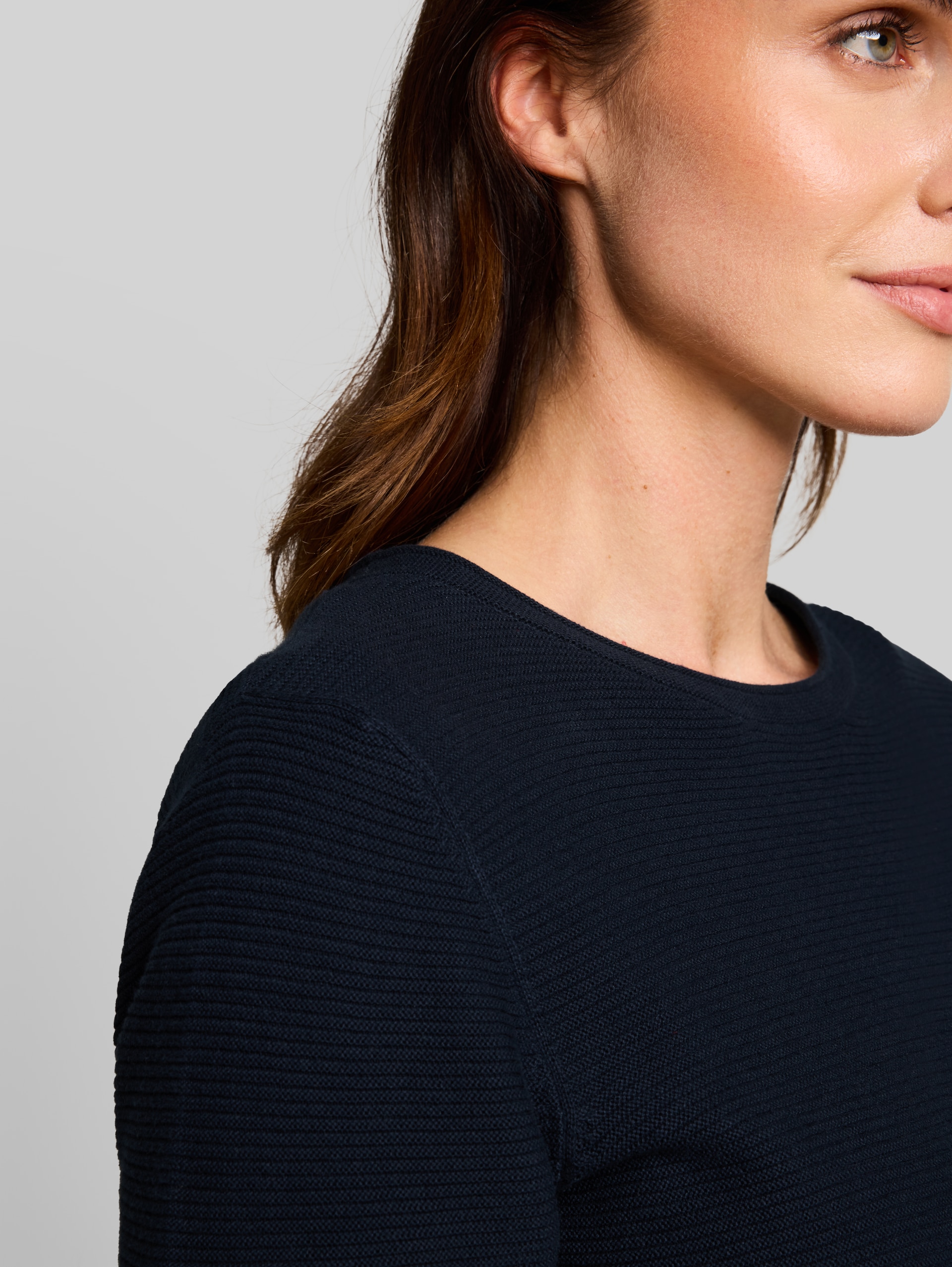 Strickpullover aus Baumwolle - midnight navy blue - Detail-Model-Ansicht