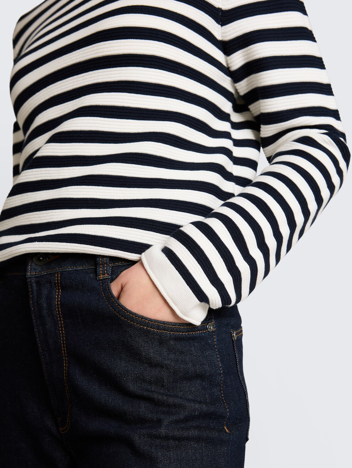Strickpullover aus Baumwolle - dark navy white stripe - Detail-Model-Ansicht