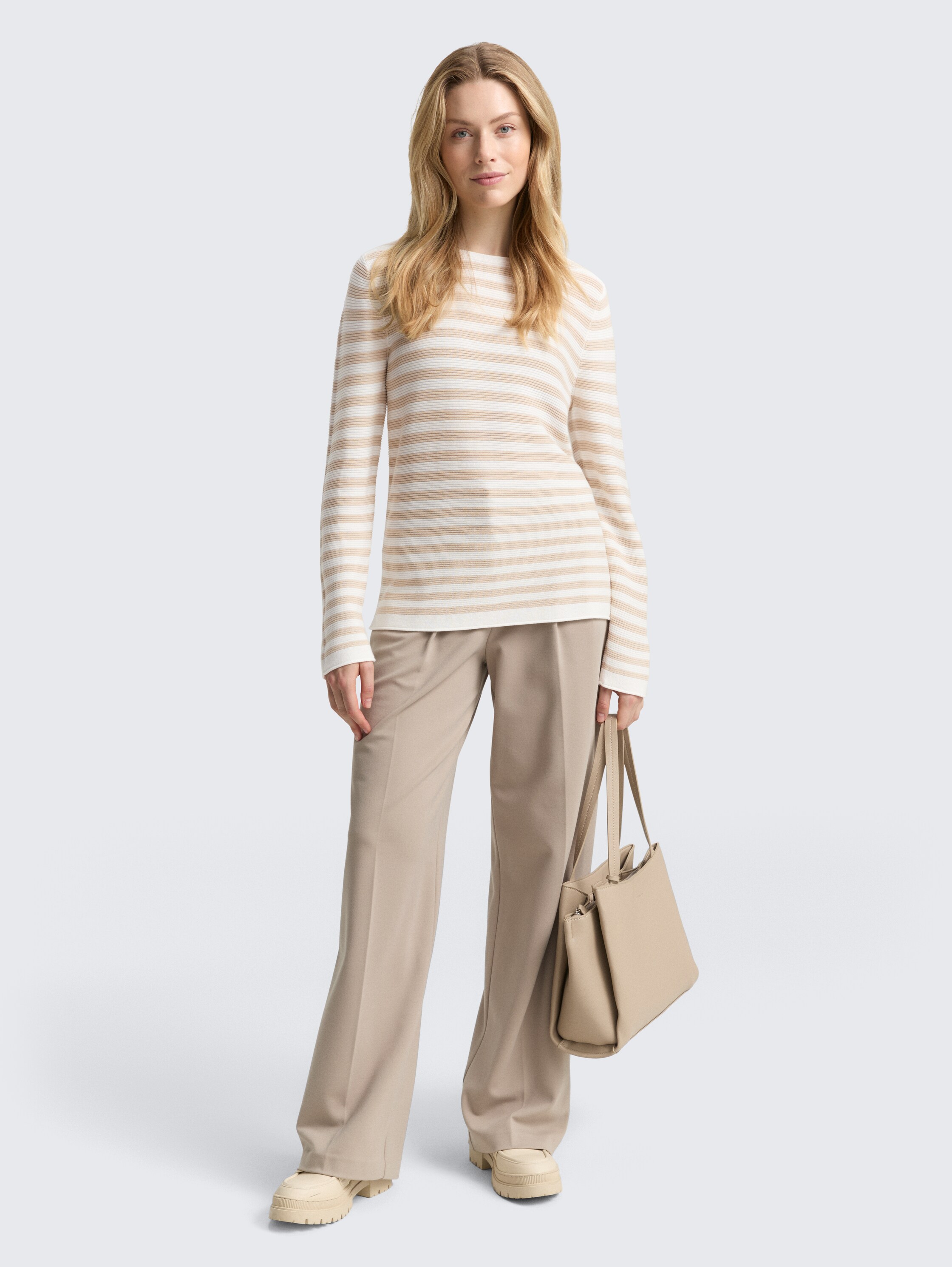 Gebreide trui van katoen - sand stone offwhite stripe - Model vooraanzicht