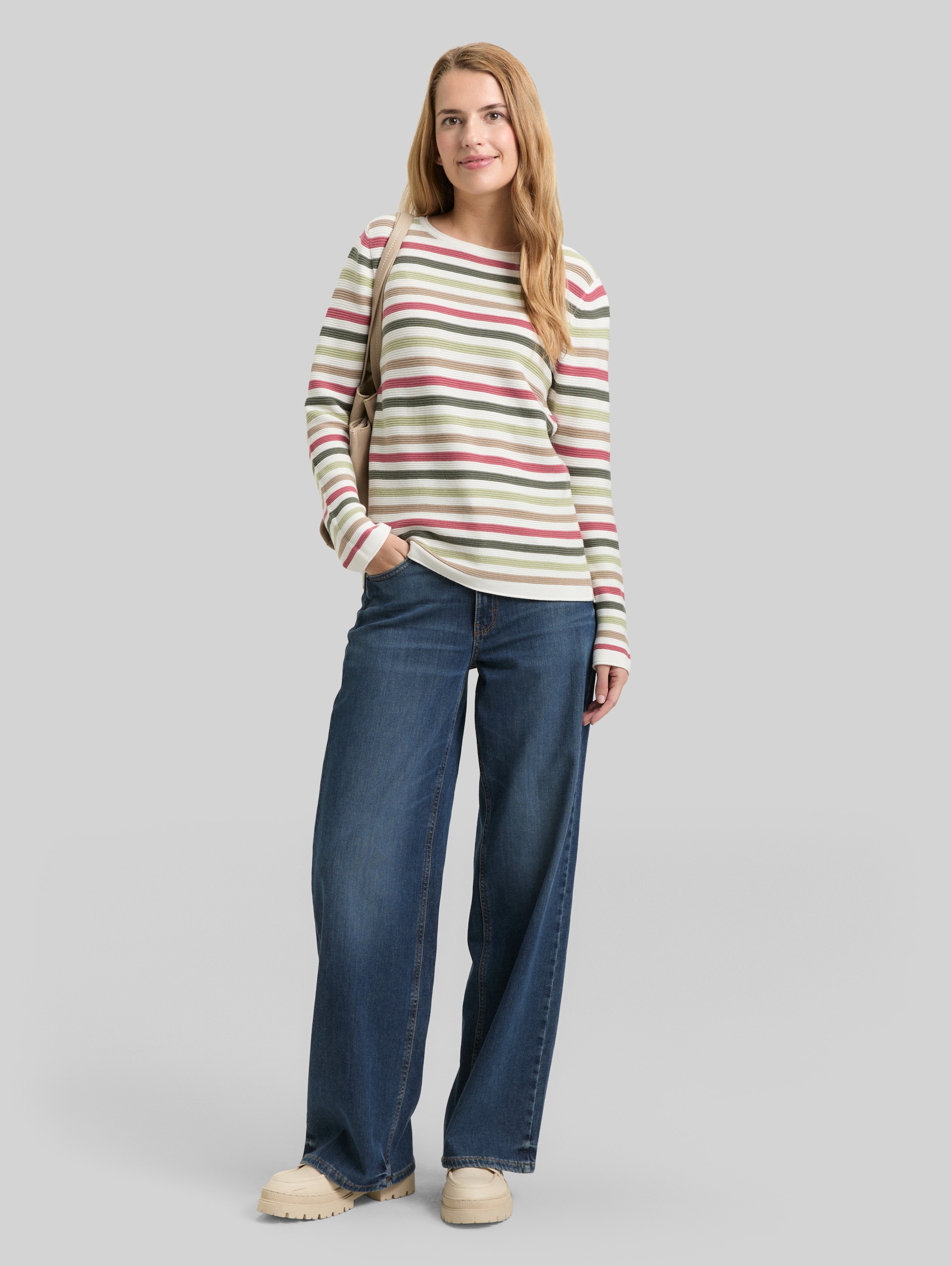Strickpullover aus Baumwolle - cloudy green pink stripe - Model-Vorderansicht