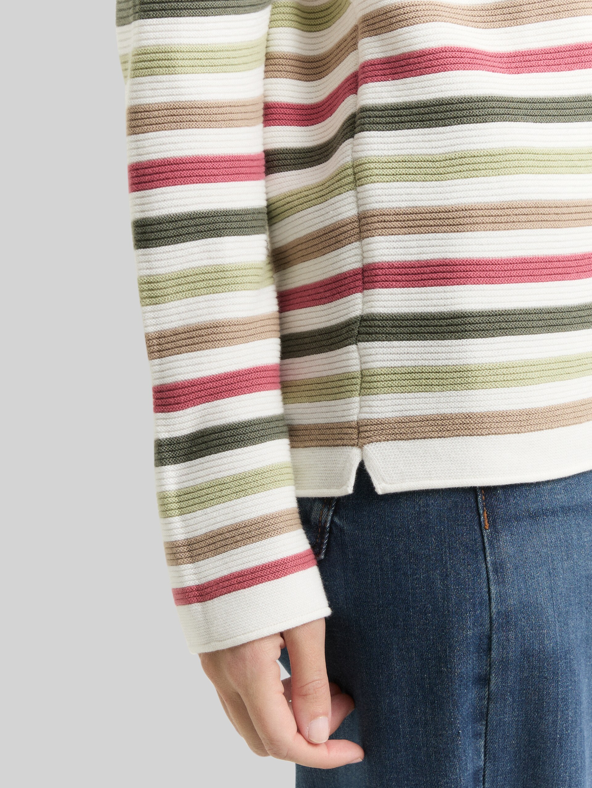 Strickpullover aus Baumwolle - cloudy green pink stripe - Detail-Model-Ansicht