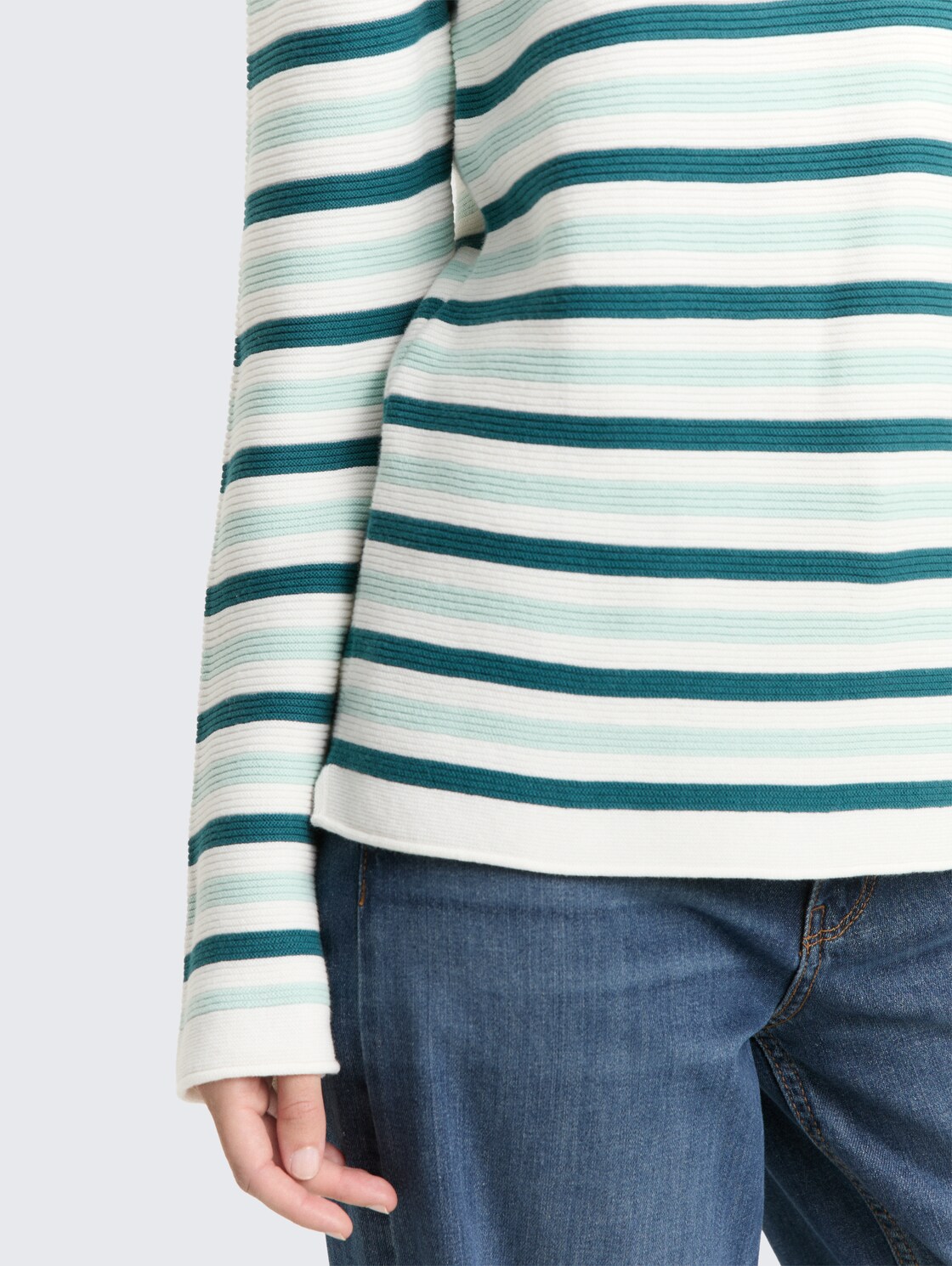 Strickpullover aus Baumwolle - mint green beige stripe - Detail-Model-Ansicht