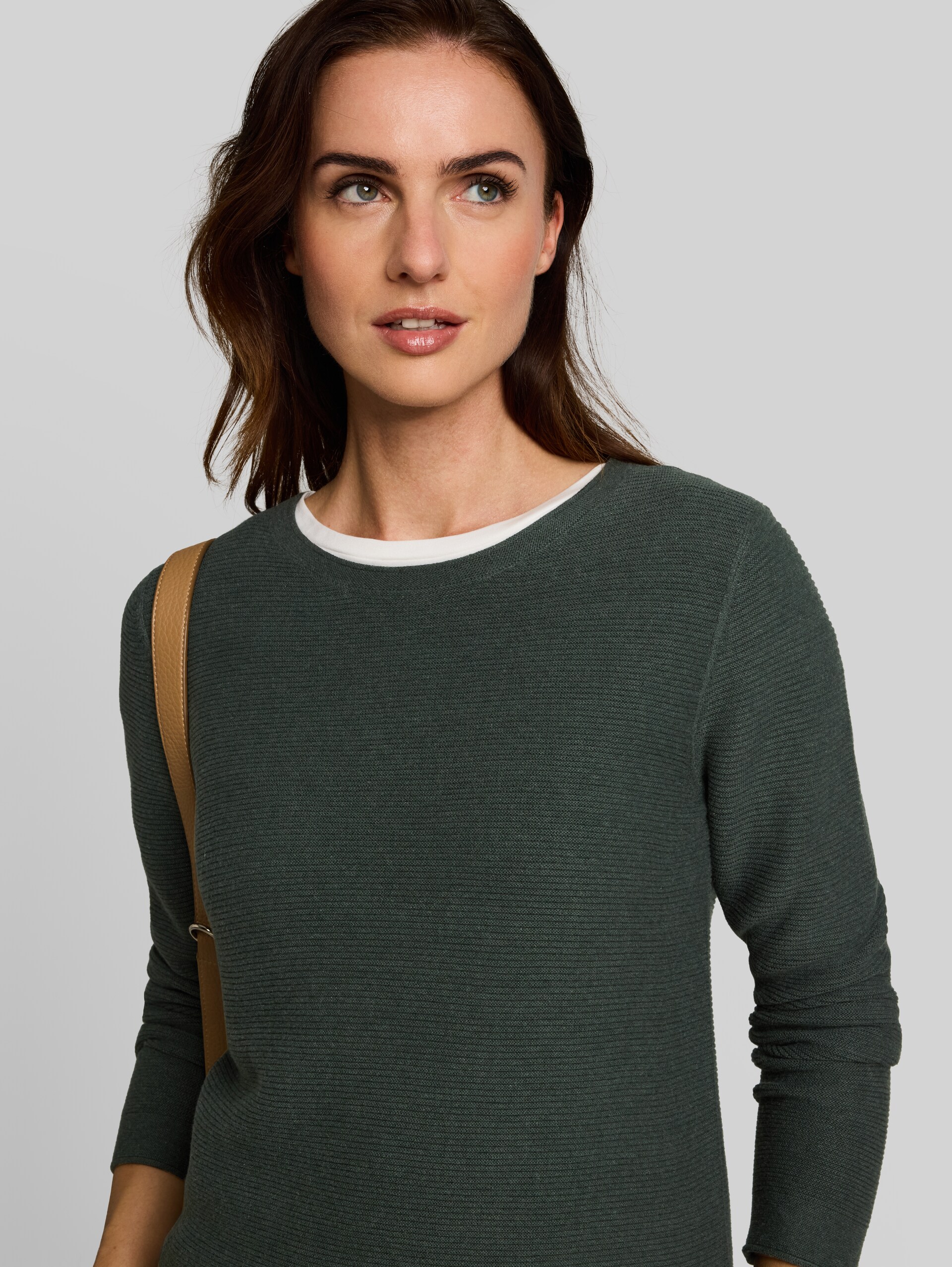 Strickpullover aus Baumwolle - dark olive melange - Detail-Model-Ansicht