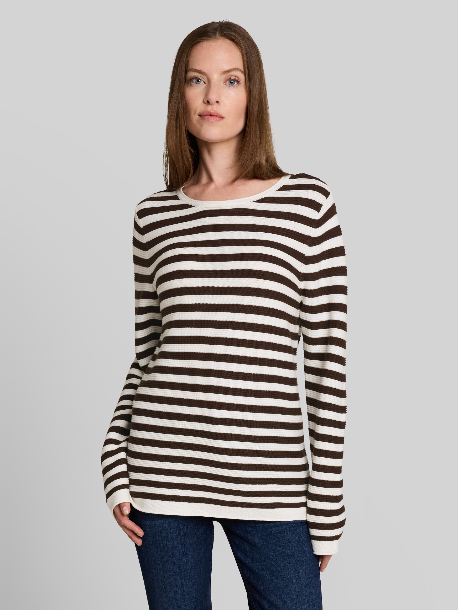 Gebreide trui van katoen - java brown stripe - Nek model vooraanzicht